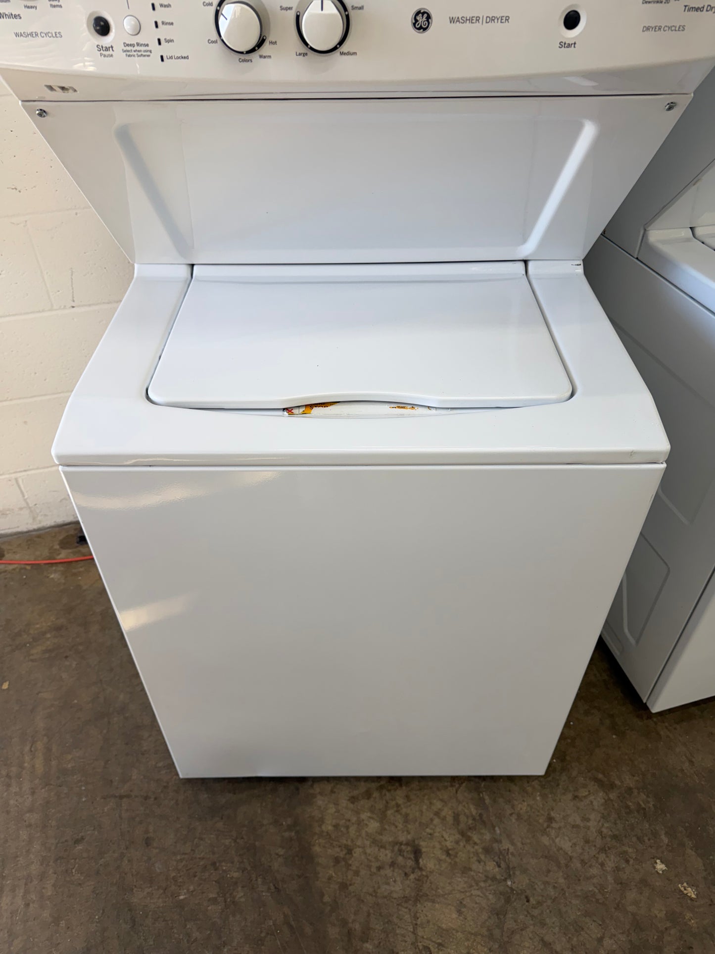 GE Unitized Spacemaker® ENERGY STAR 3.9 cu. ft. Capacity Washer with Stainless Steel Basket and 5.9 cu. ft. Capacity Electric Dryer

Model #:GUD27EESM1WW