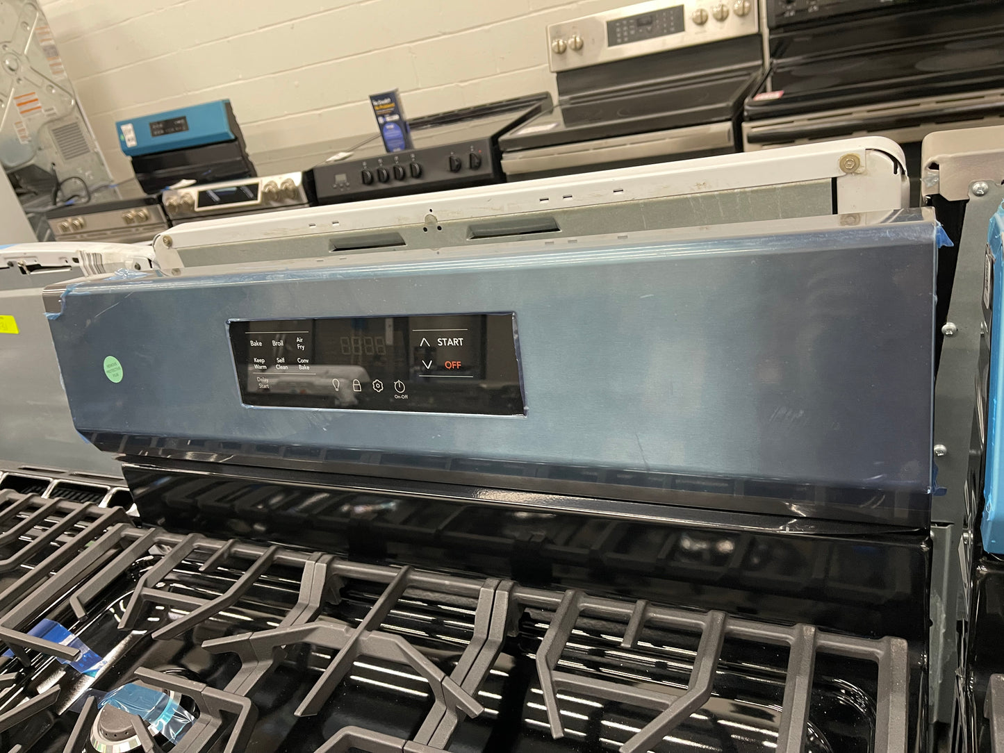 Frigidaire  FCRG3083AD
30 Inch Freestanding Gas Range with 5 Sealed Burners, 5.1 cu. ft. Convection Oven, Quick Boil Burner, Simmer Burner, Storage Drawer, Air Fry, and Self Clean: Black Stainless Steel