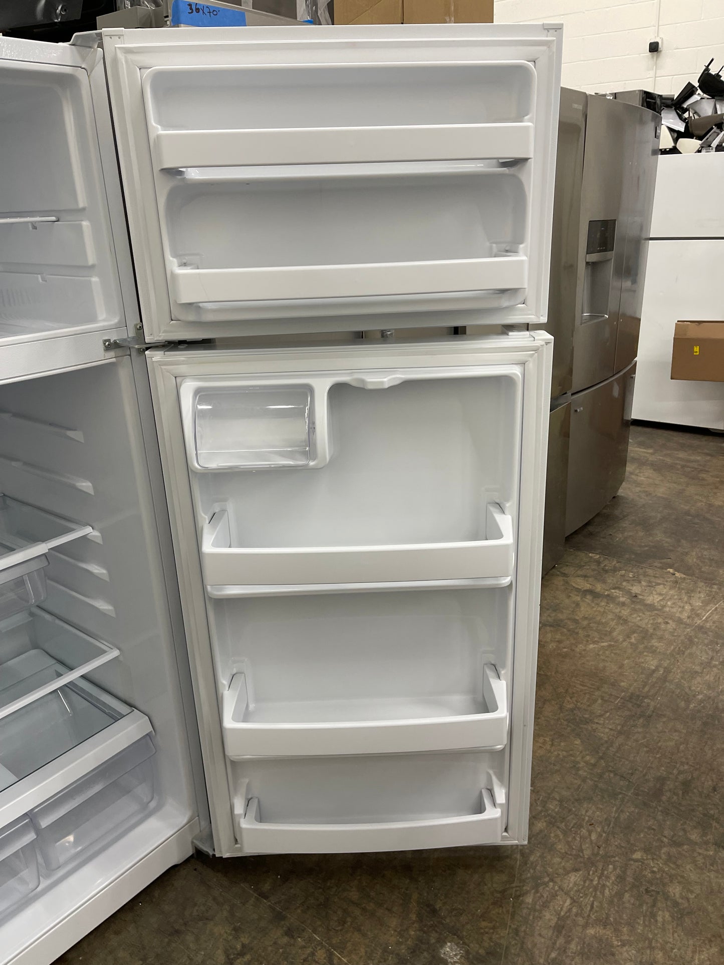 GE  GTS18GTNRWW
28 Inch Top Freezer Refrigerator with 17.5 Cu. Ft. Total Capacity, Adjustable Edge to Edge Glass Shelves, Sliding Deli Drawer, LED Lighting, Spillproof Freezer Floor, Gallon Door Storage, and Sabbath Mode: White