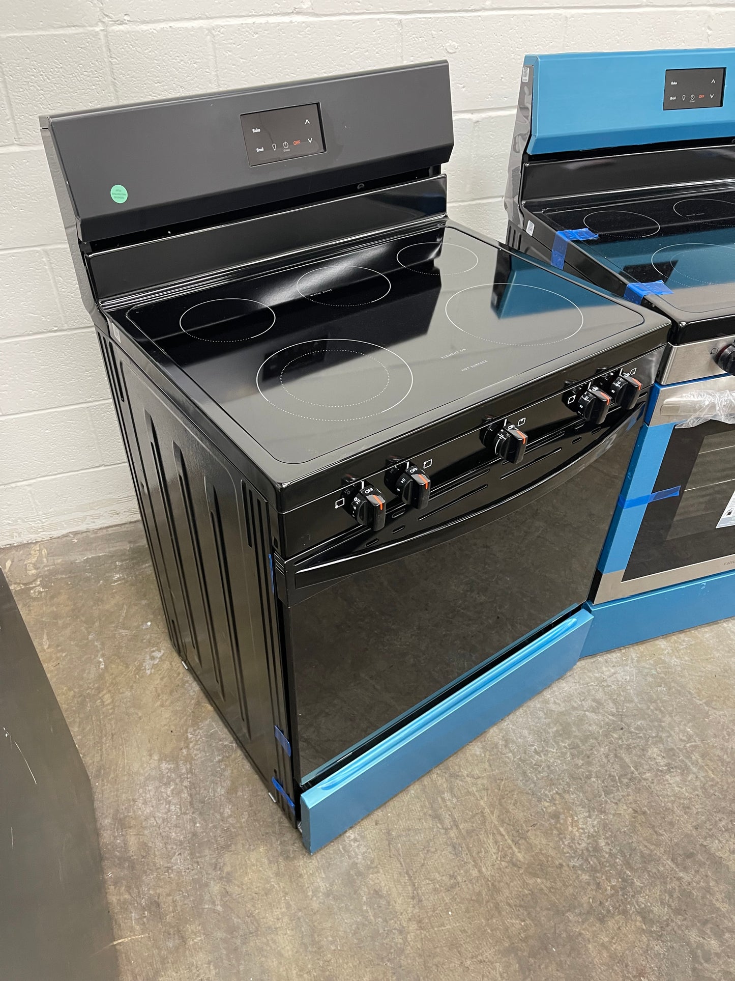 Frigidaire 30 in. 5 Burner Element Freestanding Electric Range in Black with Dual Expandable Element and Quick Boil
