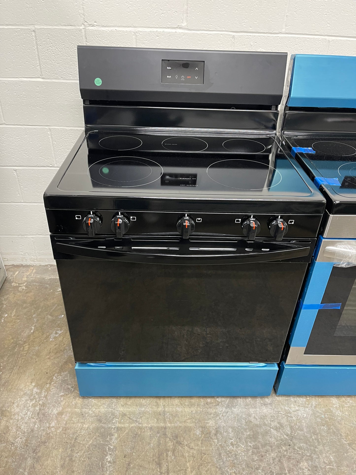 Frigidaire 30 in. 5 Burner Element Freestanding Electric Range in Black with Dual Expandable Element and Quick Boil