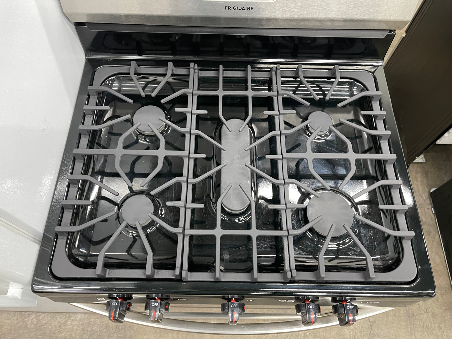 Overview
The Frigidaire FCRG305LAF is a 30-in freestanding gas range with five burners and a 5.0 cu ft capacity oven. It has a stainless steel exterior and a storage drawer. The cooktop features five sealed gas burners, including a 16,000 BTU Quick Boil B