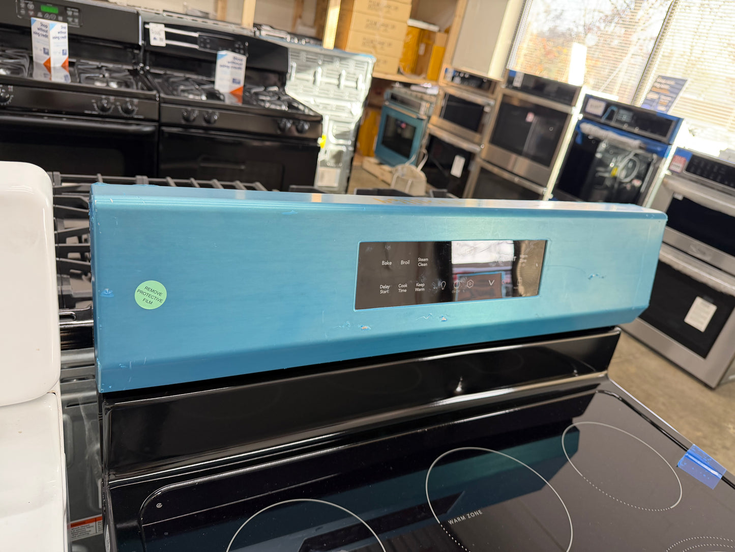 Frigidaire 30-in Glass Top 5 burners 5.3-cu ft Freestanding Electric Range ( Fingerprint Resistant Stainless Steel )
Model #FCRE306LAF