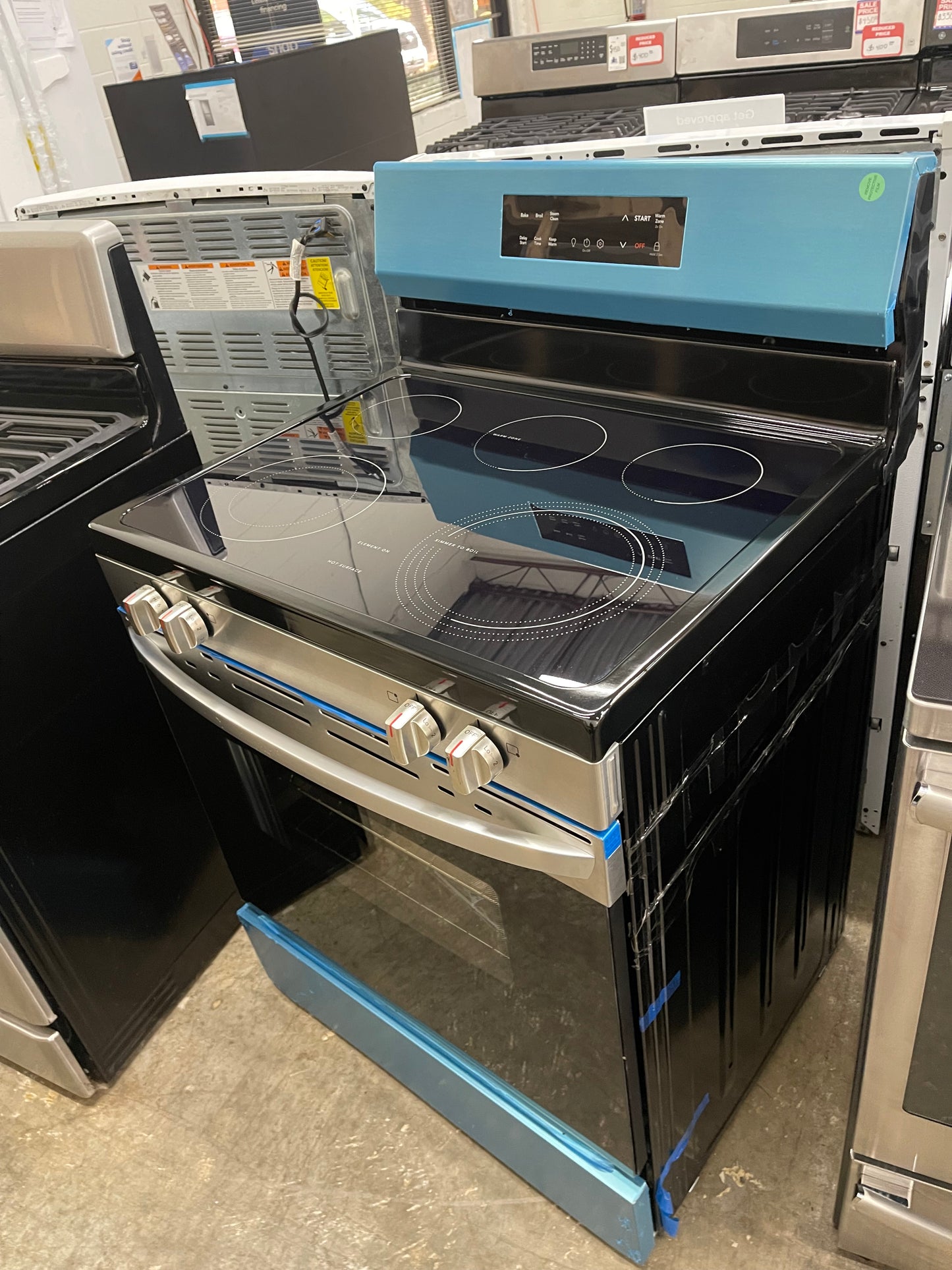 Frigidaire  FCRE3062AS
30 Inch Freestanding Electric Range with 5 Elements, 5.3 cu. ft. Capacity