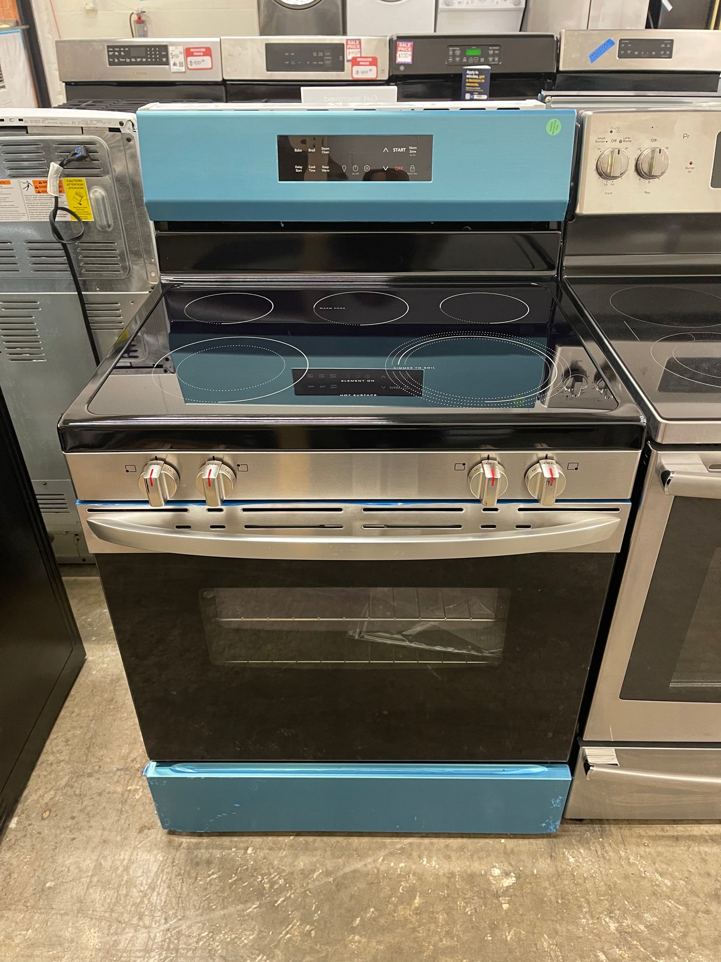 Frigidaire  FCRE3062AS
30 Inch Freestanding Electric Range with 5 Elements, 5.3 cu. ft. Capacity