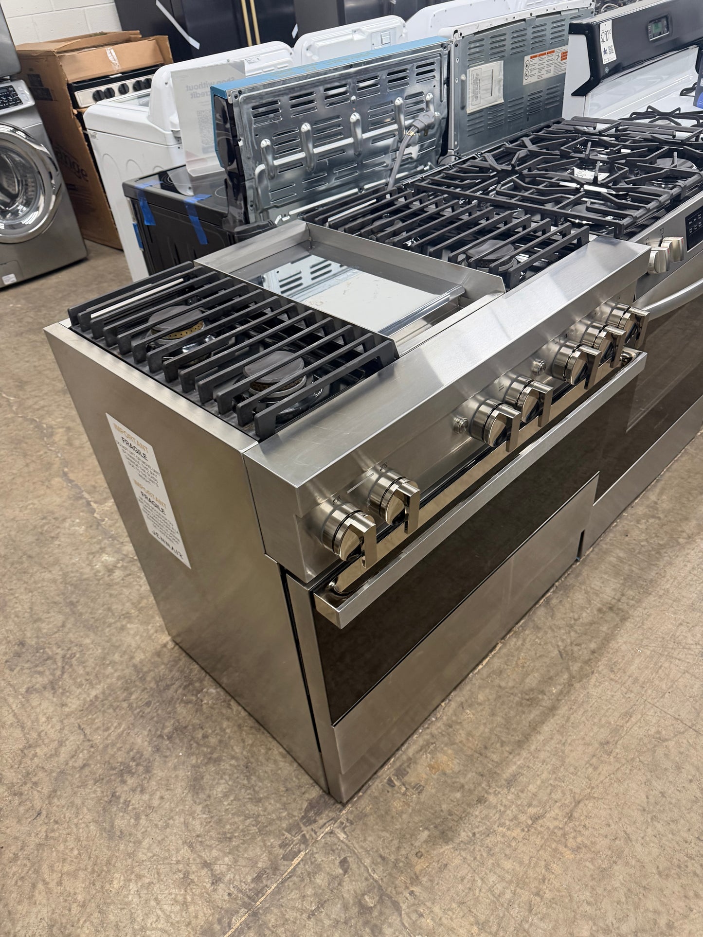 JennAir NOIR   JDRP536HM
36 Inch Smart Dual Fuel Professional Range with 4 Sealed Burners, 5.1 cu. ft. Oven Capacity, WiFi, Smart Integration, Chrome-Infused Griddle, CustomClean , Cinematic Lighting, JennAirCulinary Center, Dual-Fan True Convection, Du