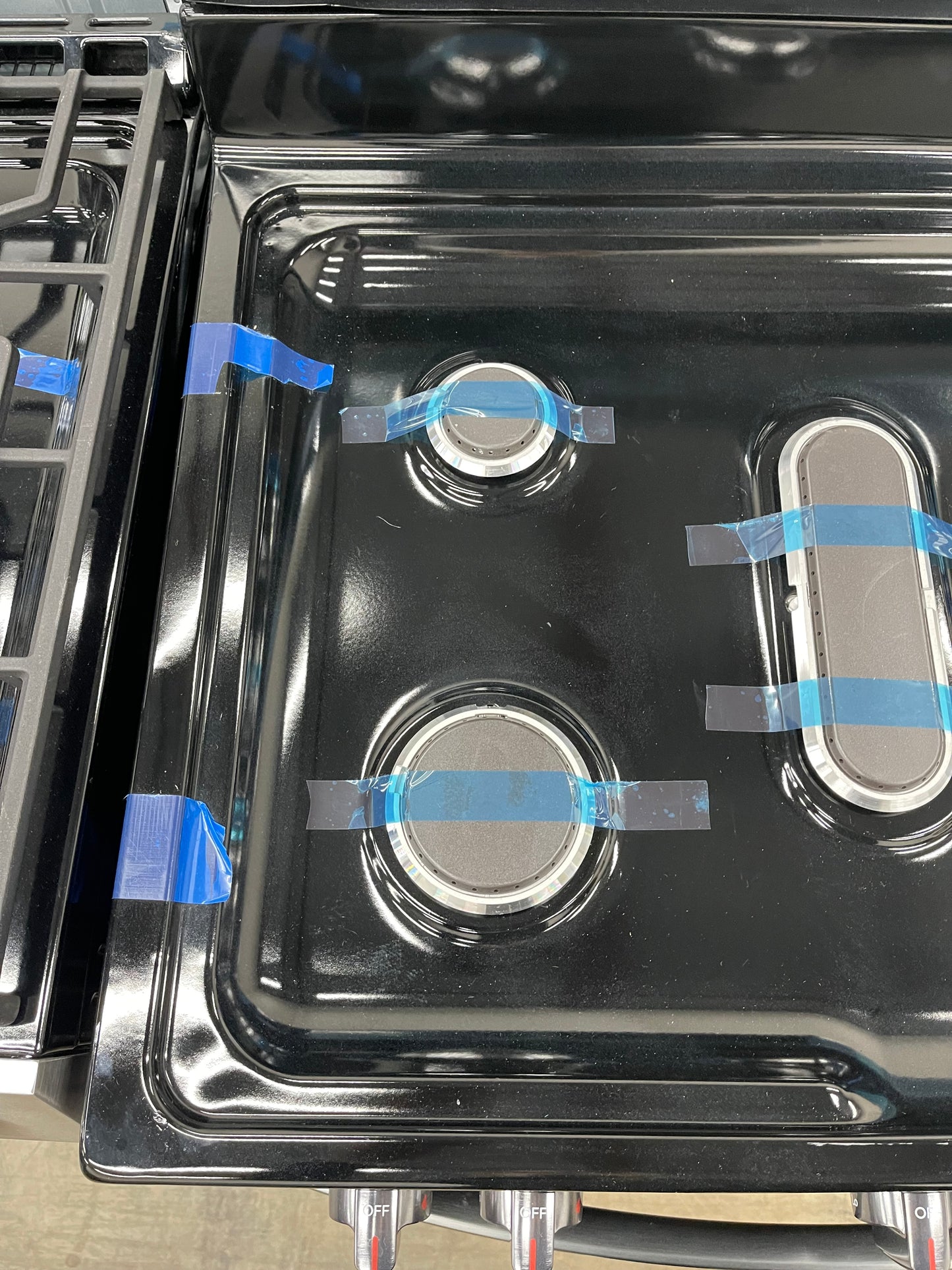 Frigidaire  FCRG3083AD
30 Inch Freestanding Gas Range with 5 Sealed Burners, 5.1 cu. ft. Convection Oven, Quick Boil Burner, Simmer Burner, Storage Drawer, Air Fry, and Self Clean: Black Stainless Steel