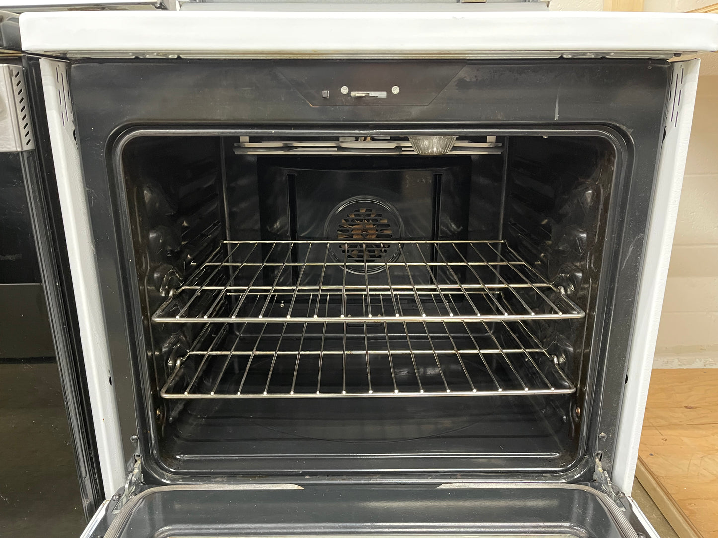 GE  JB750DJWW
30 Inch Freestanding Electric Range with True Convection, Fast Preheat, Power Boil, Warming Zone, Steam Self-Clean and 5 Smoothtop Elements 5.3 cu. ft. Oven: White