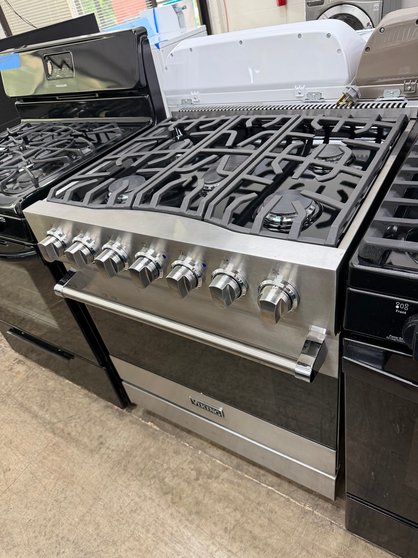 Viking 3 Series  RVDR33025BSSLP
30 Inch Freestanding Dual Fuel Range with 5 Sealed Burners, 4.7 Cu. Ft. Capacity, Continuous Grates, Self-Clean, TruConvection Cooking, Vari-Speed Dual Flow Convection, SureSpark Ignition System and TruGlide Oven