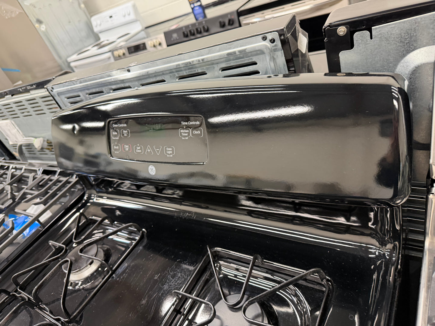 GE 30” Free-Standing Gas Range – Model JGBS18DEN4BB