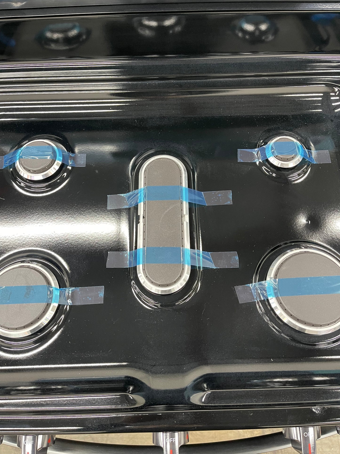 Frigidaire  FCRG3083AD
30 Inch Freestanding Gas Range with 5 Sealed Burners, 5.1 cu. ft. Convection Oven, Quick Boil Burner, Simmer Burner, Storage Drawer, Air Fry, and Self Clean: Black Stainless Steel