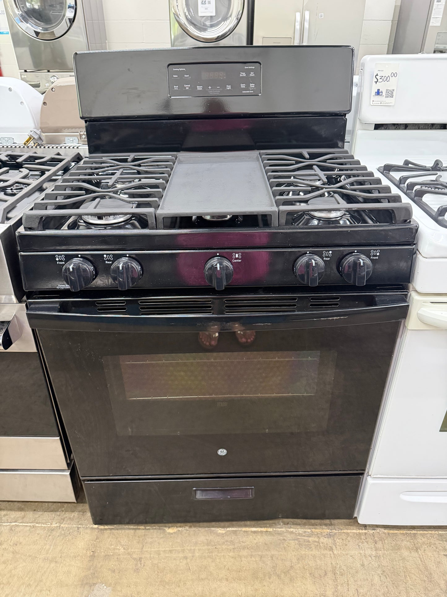 GE 30” Freestanding Gas Range – Model JGBS66DEK4BB