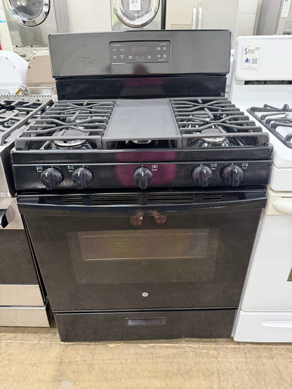 GE 30” Freestanding Gas Range – Model JGBS66DEK4BB