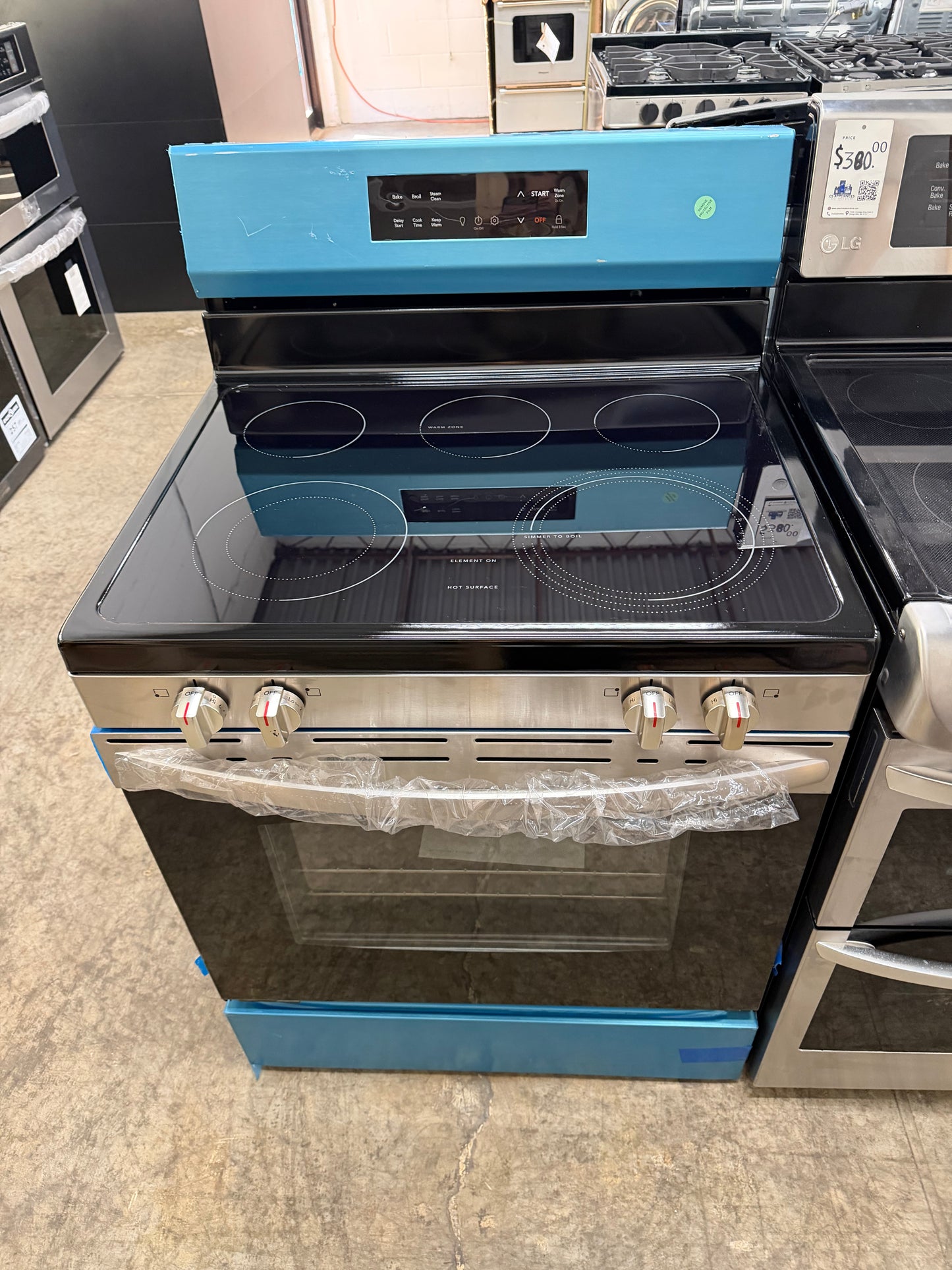 Frigidaire FCRE3062AS
30 Inch Freestanding Electric Range with 5 Elements, 5.3 cu. ft. Capacity