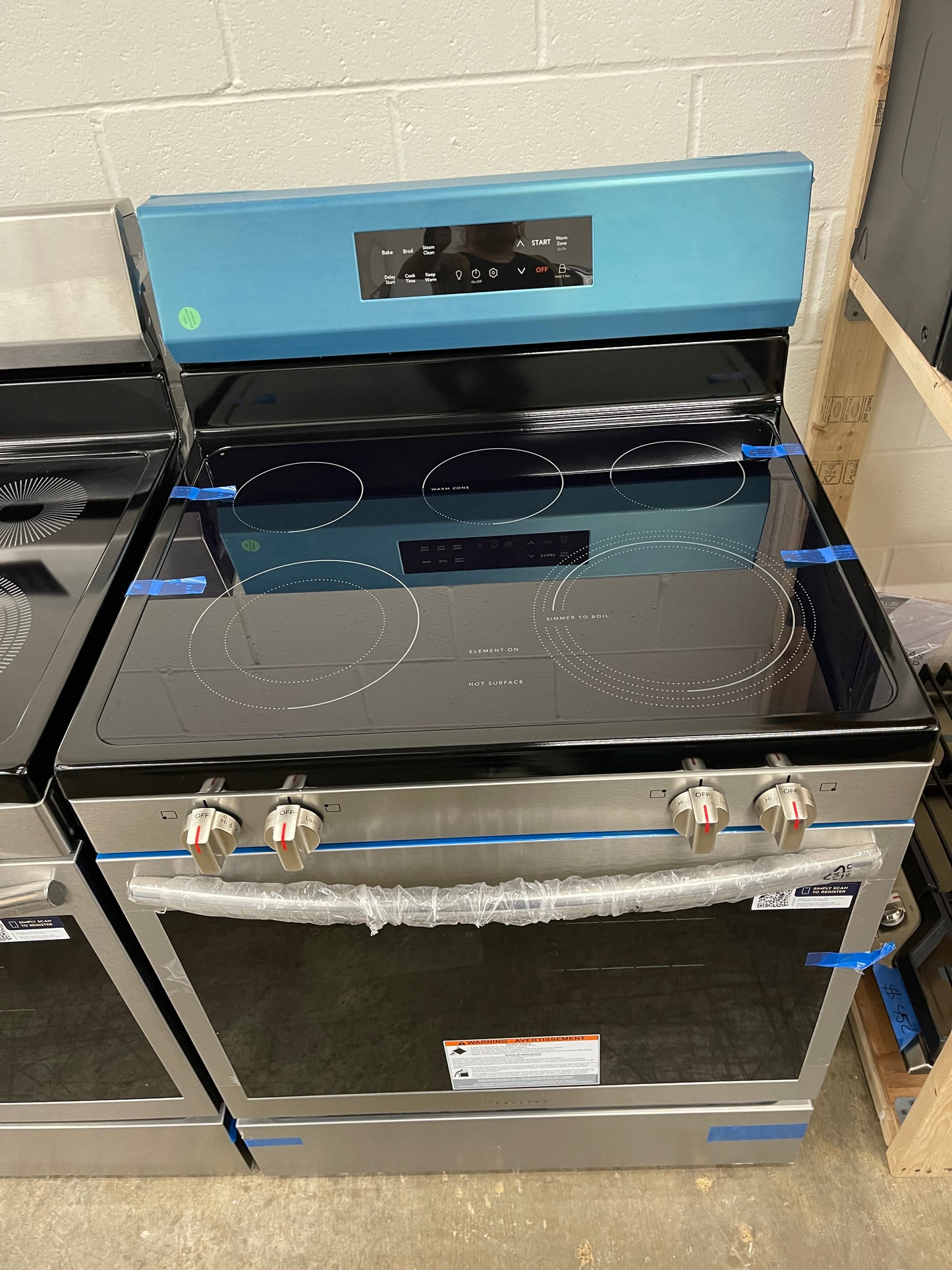 Frigidaire 30-in Glass Top 5 burners 5.3-cu ft Freestanding Electric Range ( Fingerprint Resistant Stainless Steel )
Model #FCRE306LAF