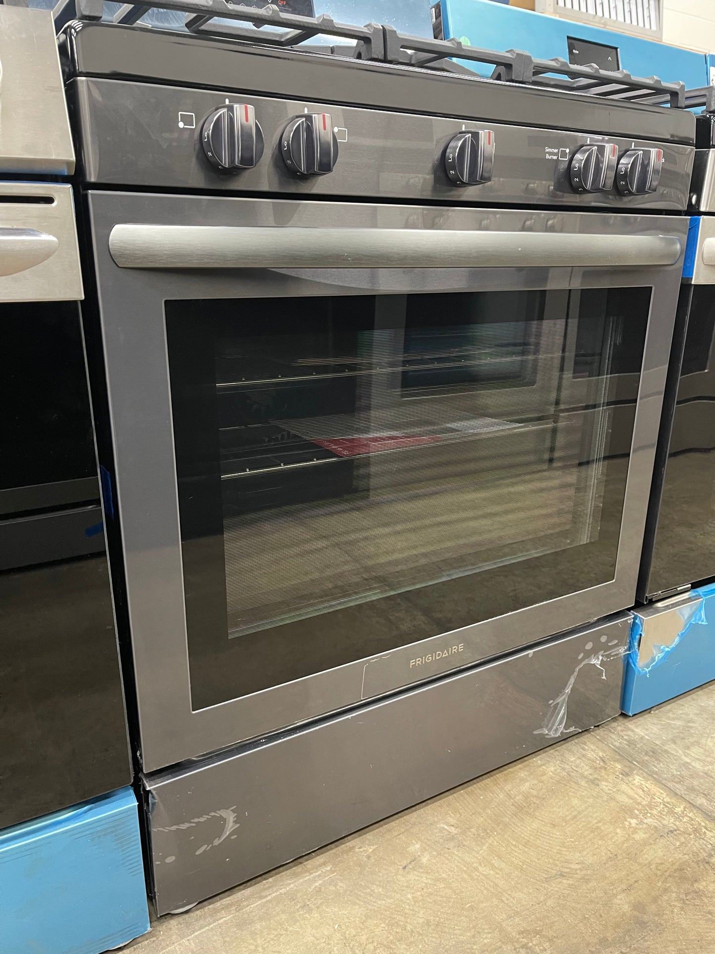 Frigidaire  FCRG3083AD
30 Inch Freestanding Gas Range with 5 Sealed Burners, 5.1 cu. ft. Convection Oven, Quick Boil Burner, Simmer Burner, Storage Drawer, Air Fry, and Self Clean: Black Stainless Steel