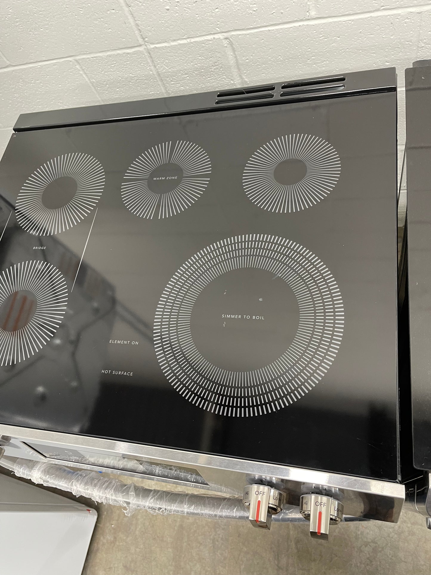 Frigidaire Gallery Series  GCFE3060BF
30 Inch Freestanding Electric Range with 5 Elements, 6.2 cu. ft. Total Convection Oven, Bridge Element, Steam+Self Clean, Storage Drawer, ADA Compliant, and Star-K: Stainless Steel