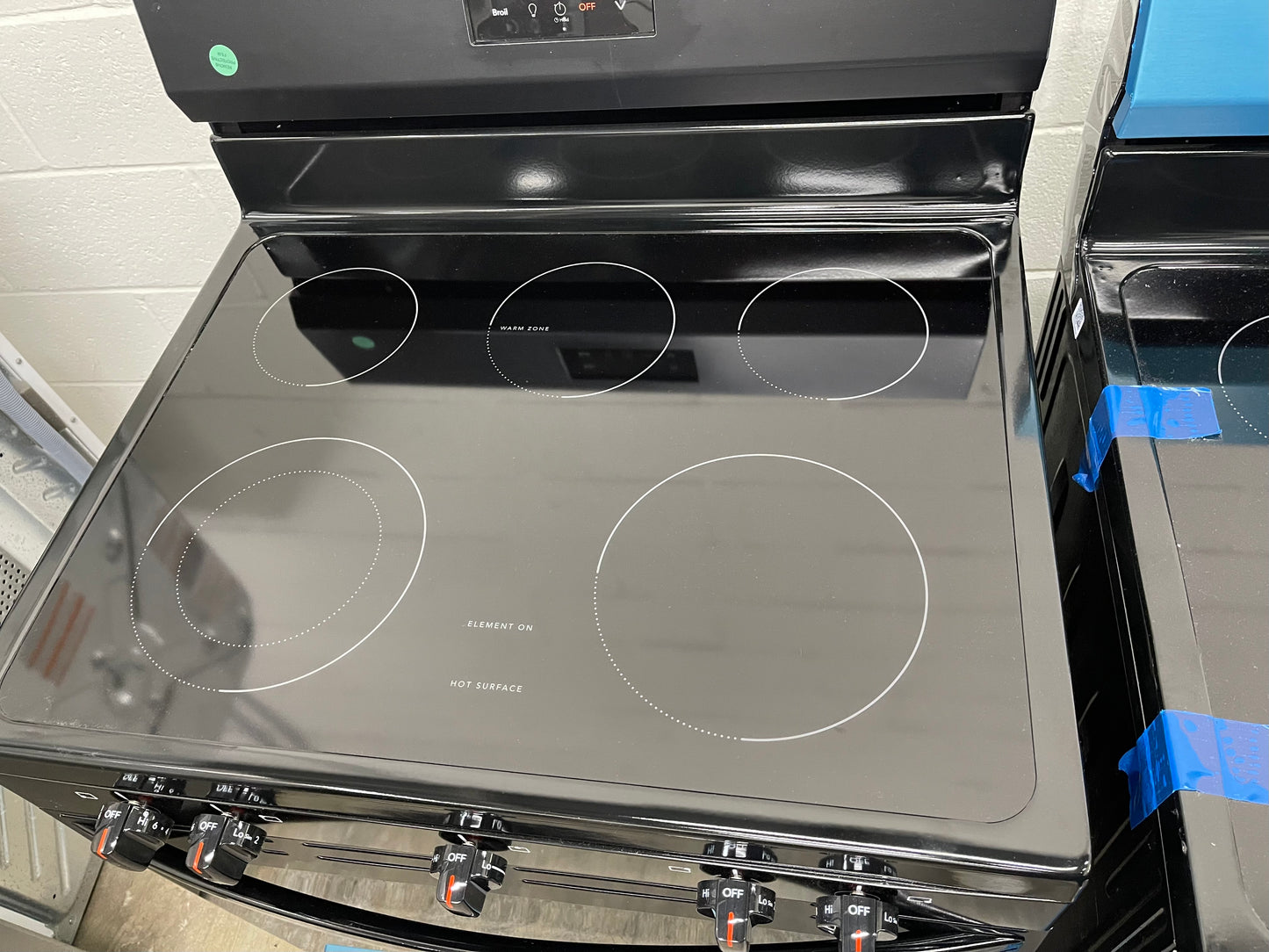 Frigidaire 30 in. 5 Burner Element Freestanding Electric Range in Black with Dual Expandable Element and Quick Boil