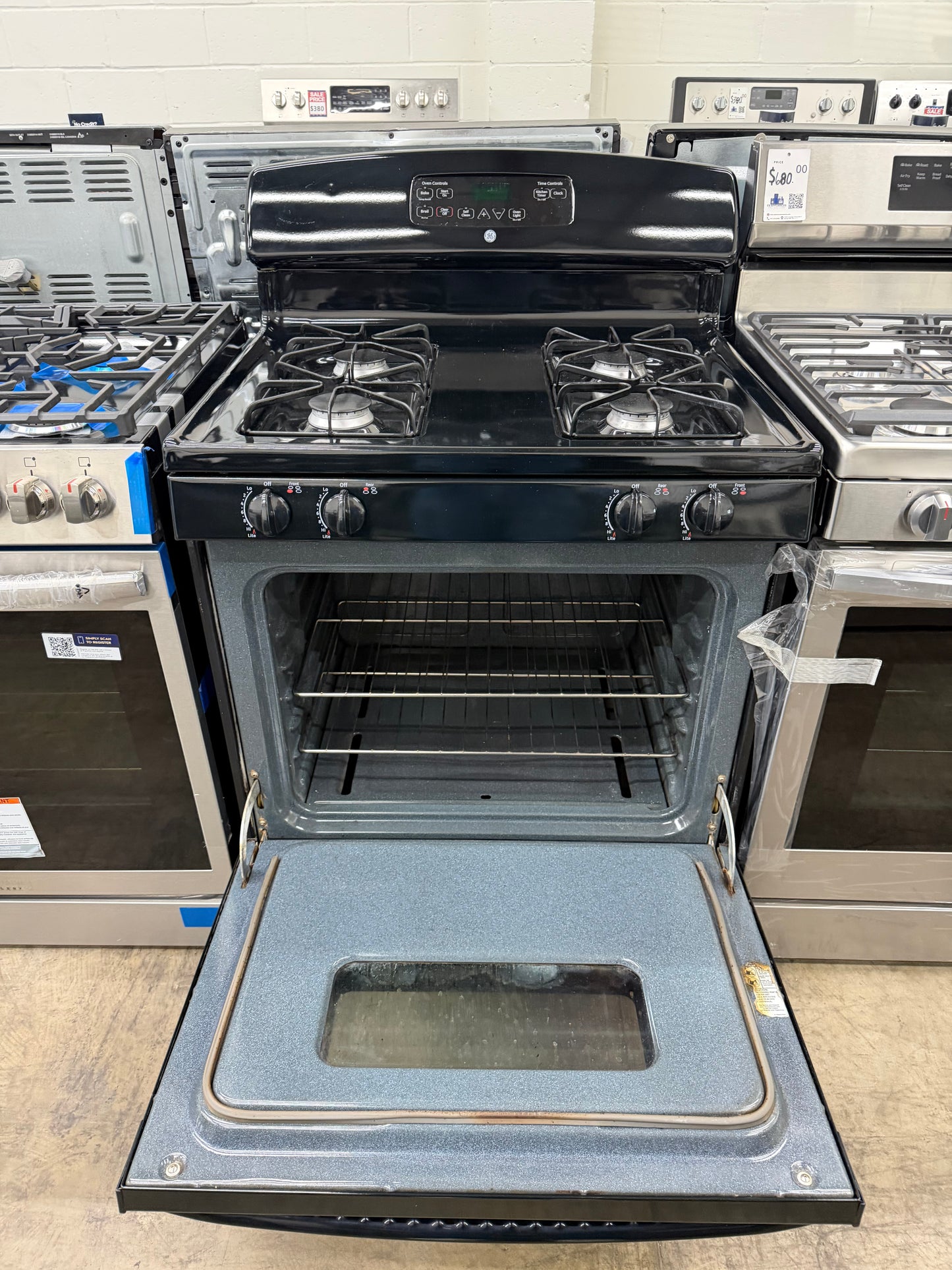GE 30” Free-Standing Gas Range – Model JGBS18DEN4BB