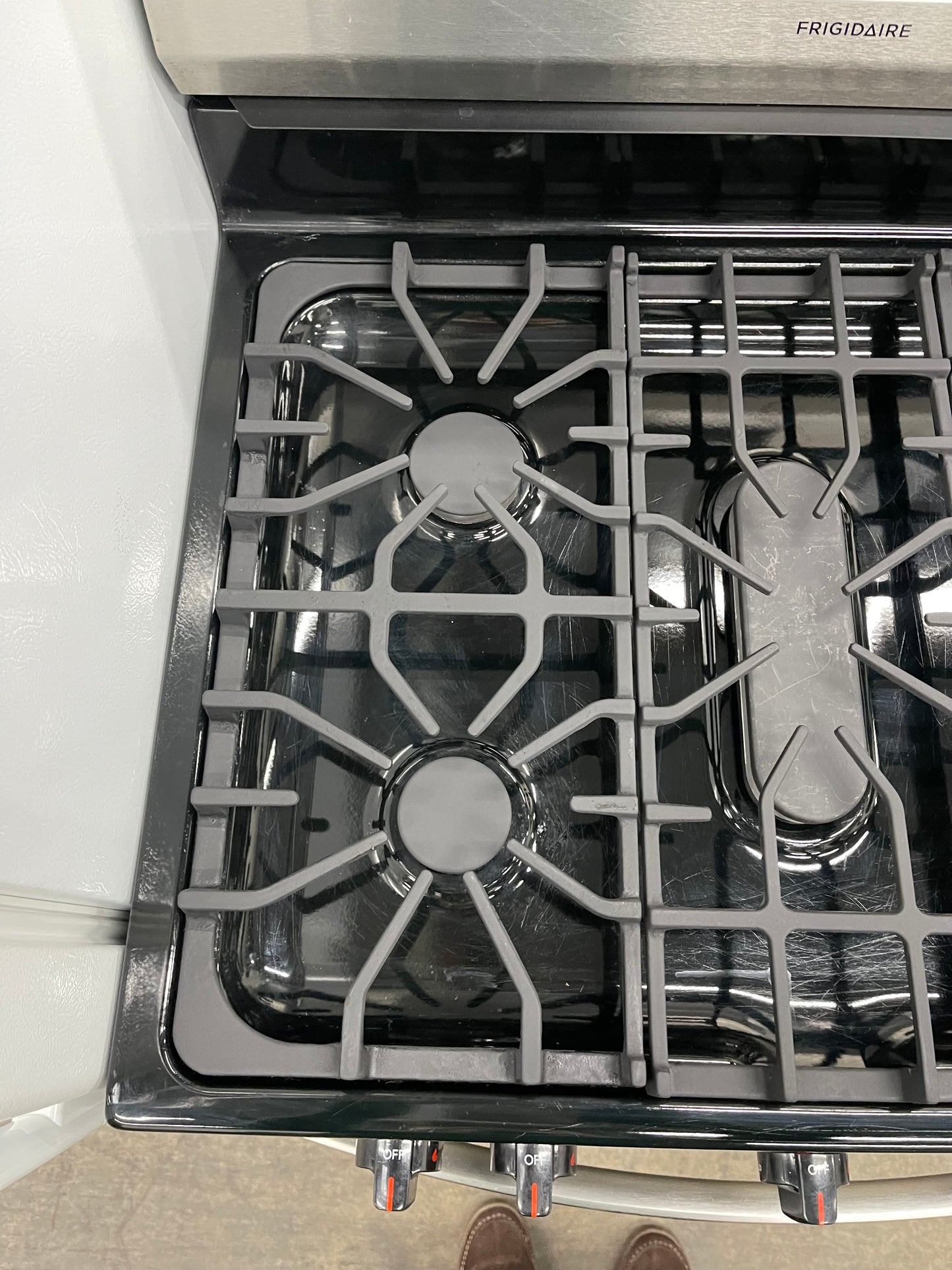 Overview
The Frigidaire FCRG305LAF is a 30-in freestanding gas range with five burners and a 5.0 cu ft capacity oven. It has a stainless steel exterior and a storage drawer. The cooktop features five sealed gas burners, including a 16,000 BTU Quick Boil B