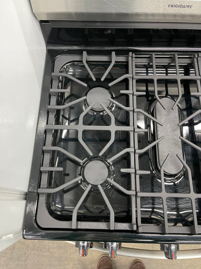 Overview
The Frigidaire FCRG305LAF is a 30-in freestanding gas range with five burners and a 5.0 cu ft capacity oven. It has a stainless steel exterior and a storage drawer. The cooktop features five sealed gas burners, including a 16,000 BTU Quick Boil B
