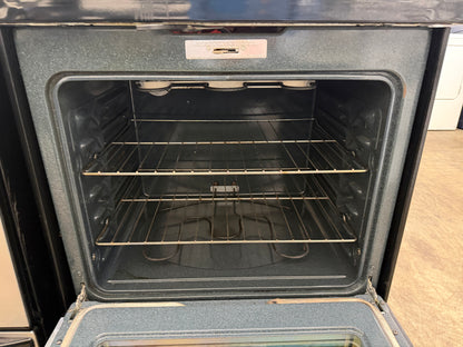 GE CleanDesign  JB640MPBS
30 Inch Electric Range with 4 Radiant Elements, 5.3 cu. ft. Self-Clean Oven, Dual Element Bake, Sabbath Mode, Storage Drawer and QuickSet III Controls: CleanSteel