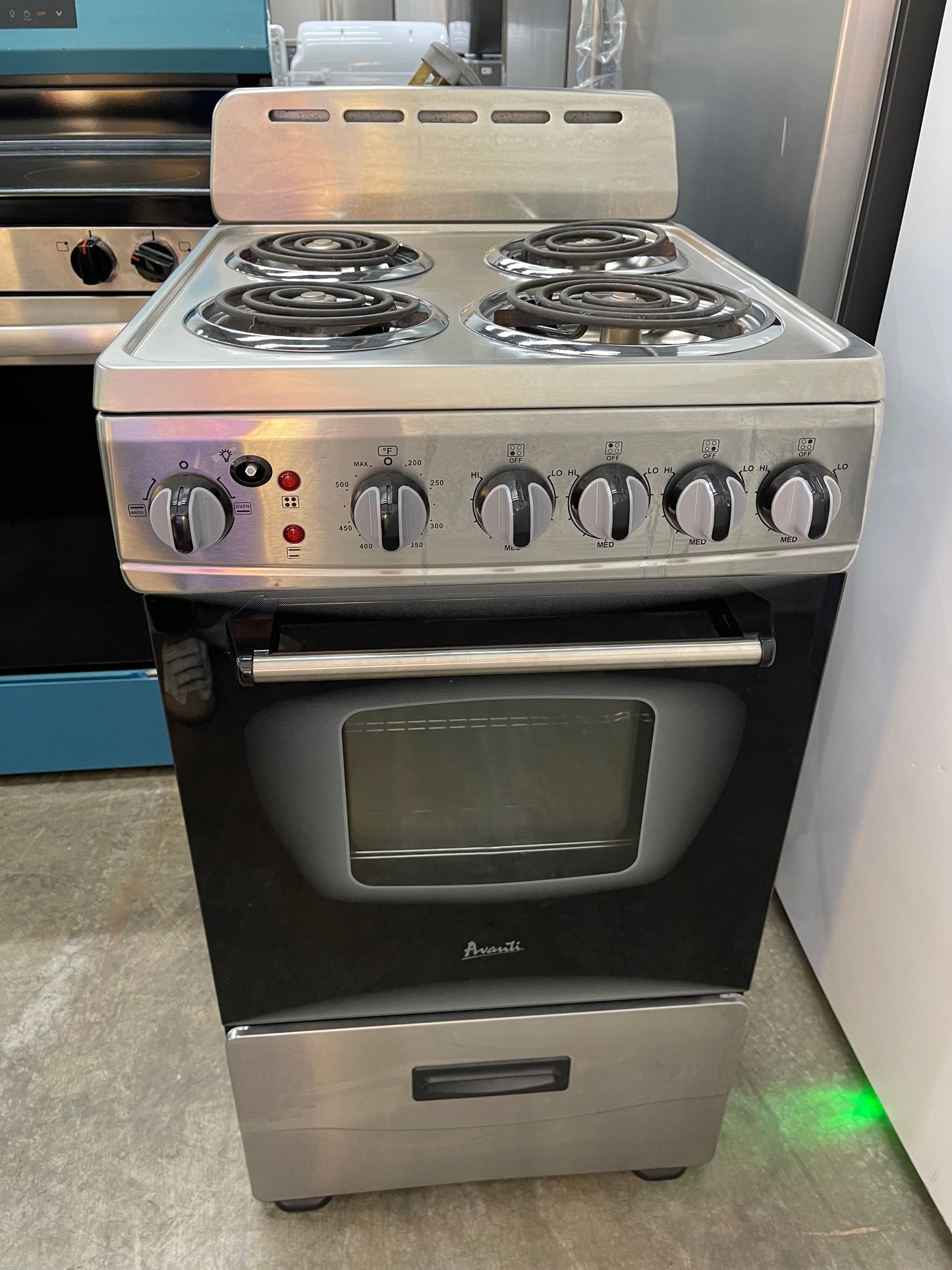 Avanti  ERU200P3S
20 Inch Electric Range with 4 Coil Burners, 2.1 Cu. Ft. Oven Capacity, Oven Thermostat, Storage Drawer, Broiler, Oven Lighting, and ADA Compliant