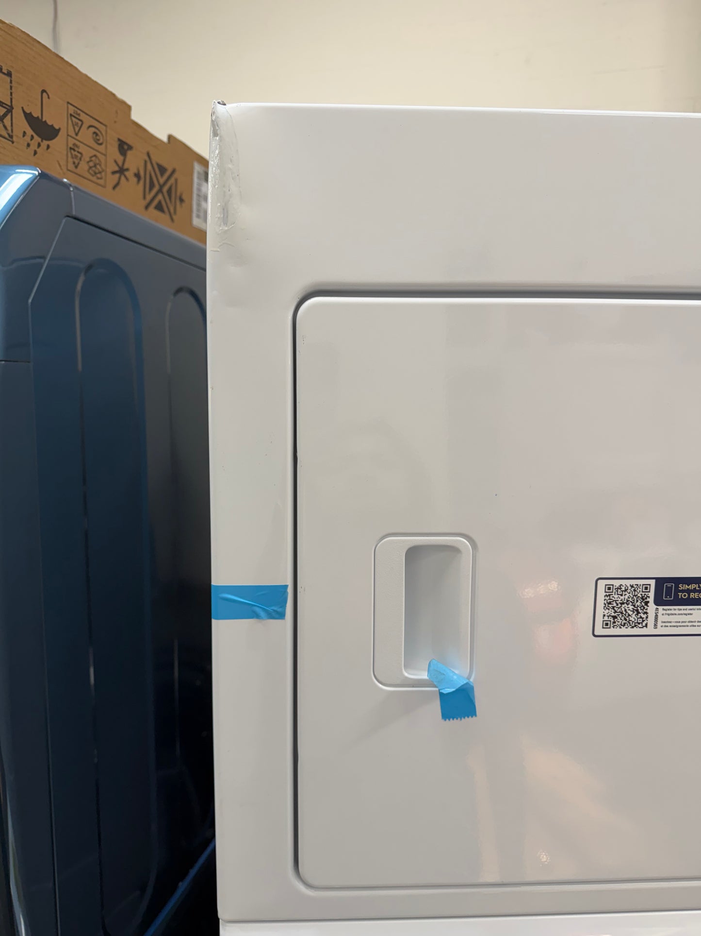 Frigidaire  FLCE7522AW
27 Inch Electric Laundry Center with 3.9 Cu. Ft. Washer Capacity, 10 Wash Cycles, 5.6 cu. ft. Dryer Capacity, 6 Dry Cycles, MaxFill Option, 4 Timed Dryer Cycles, and End-of-Cycle Signal