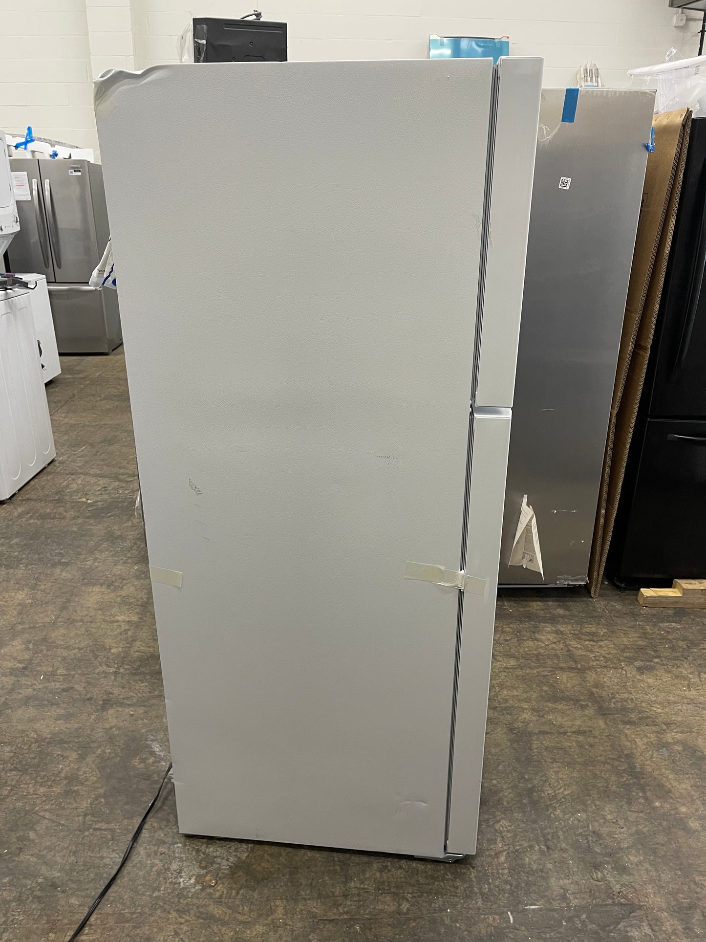 Frigidaire  FFTR1835VW
30 Inch Top Freezer Refrigerator with 18.3 Cu. Ft. Capacity, Adjustable Shelves, Humidity-Controlled Crispers, Half-width Deli Drawer, Gallon Door Bins, Auto-Close Doors, EvenTemp Cooling System, and ADA Compliant: White