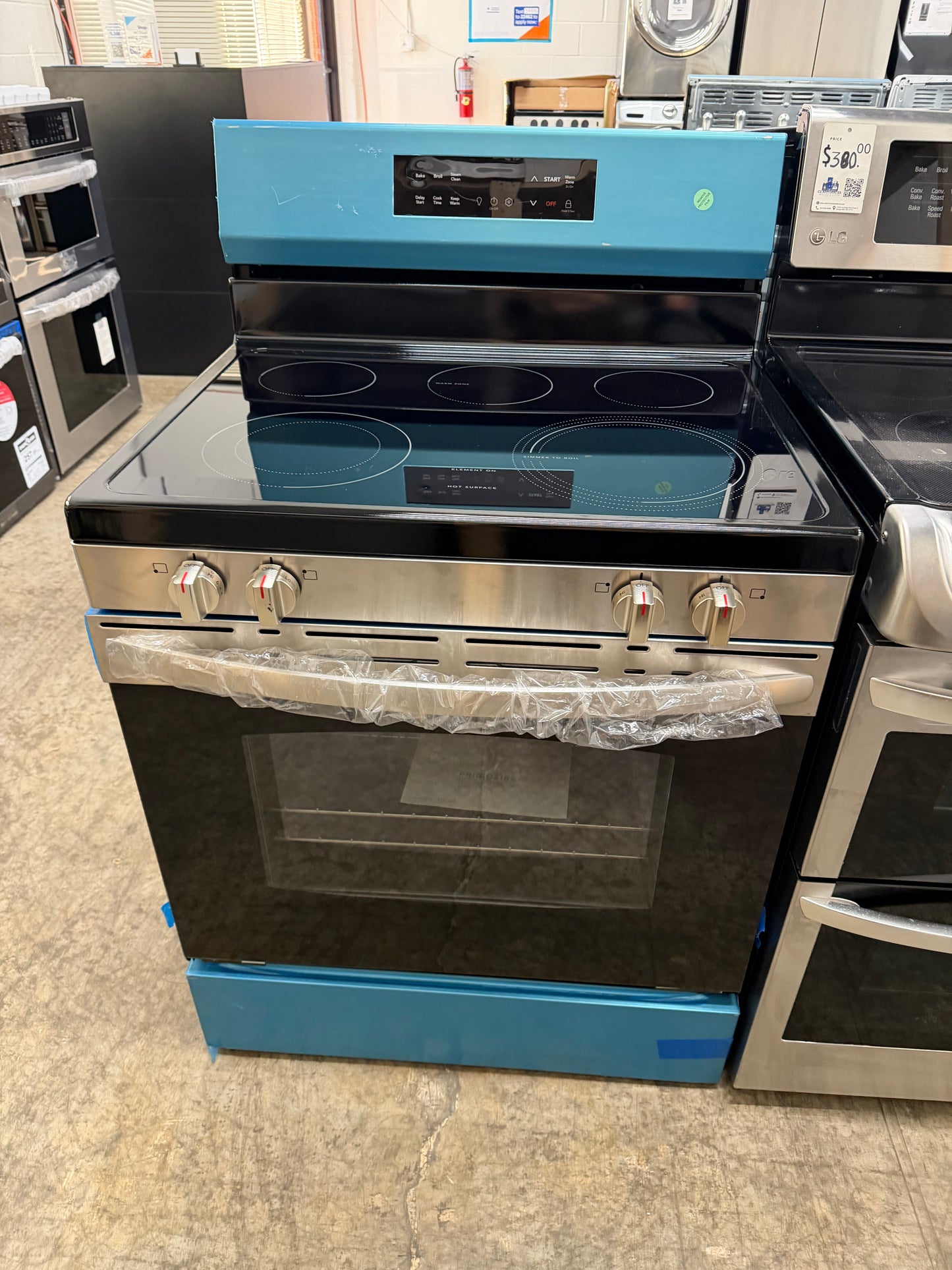 Frigidaire FCRE3062AS
30 Inch Freestanding Electric Range with 5 Elements, 5.3 cu. ft. Capacity