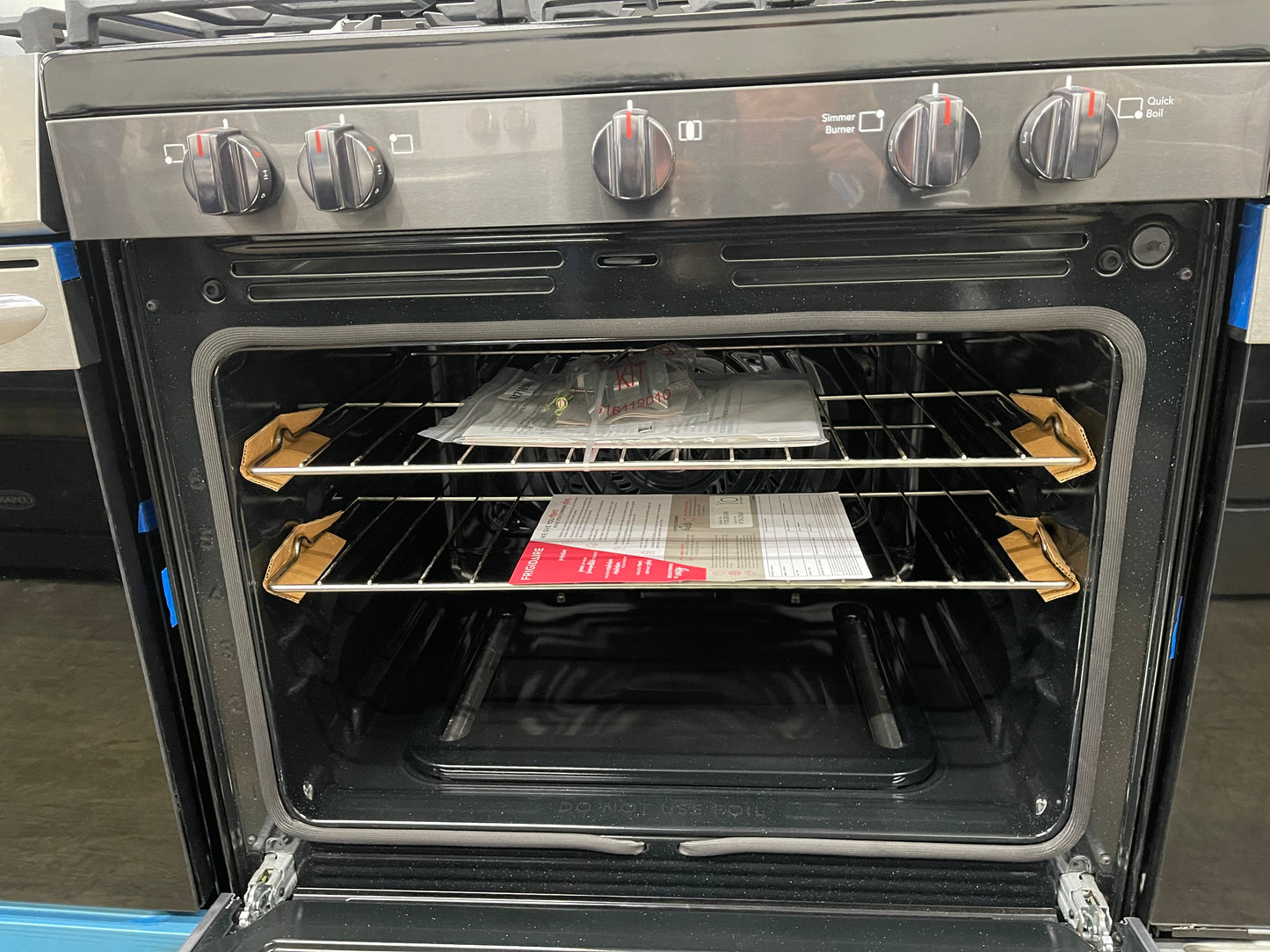 Frigidaire  FCRG3083AD
30 Inch Freestanding Gas Range with 5 Sealed Burners, 5.1 cu. ft. Convection Oven, Quick Boil Burner, Simmer Burner, Storage Drawer, Air Fry, and Self Clean: Black Stainless Steel