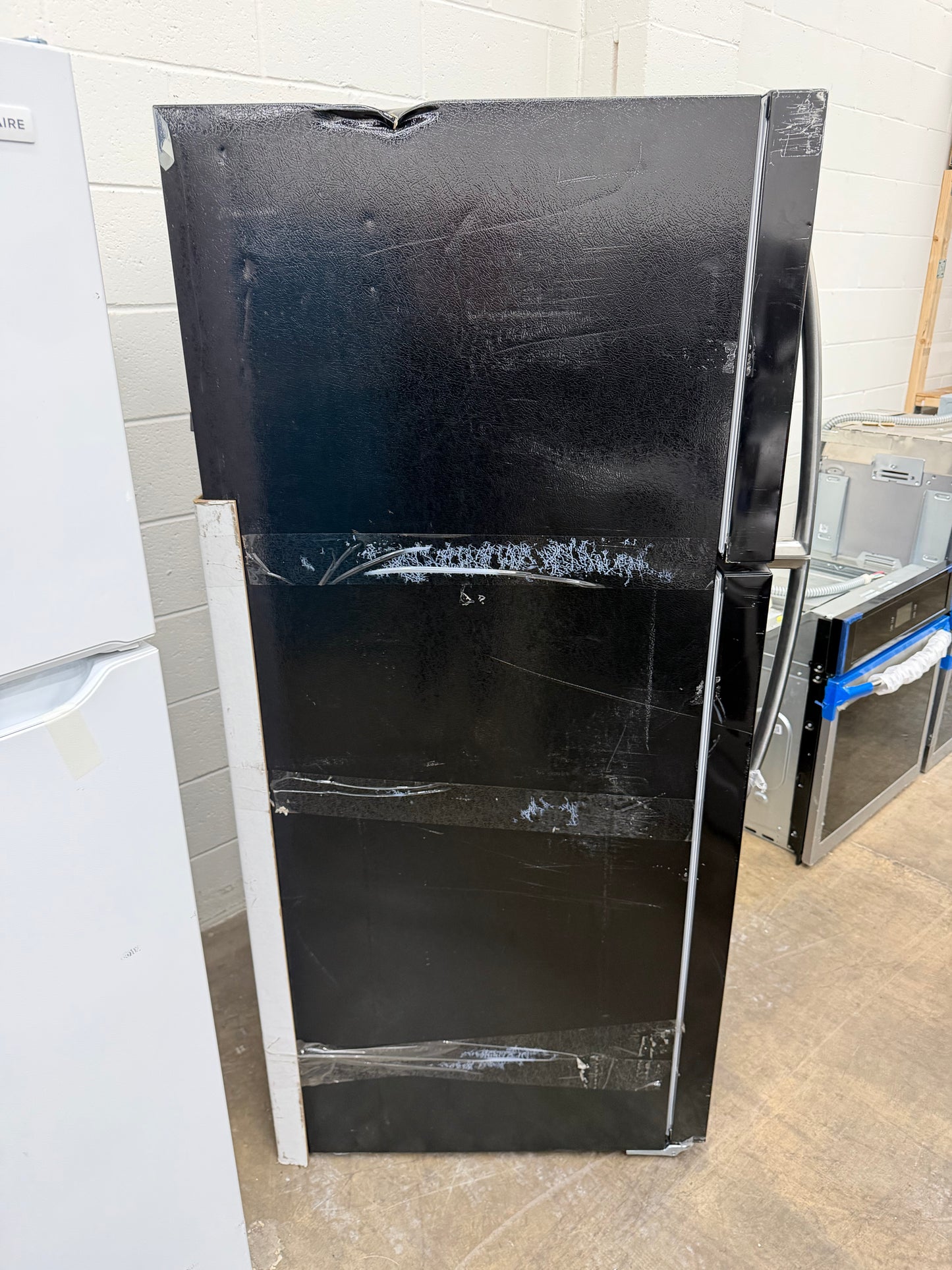 Frigidaire 30 in. 20.0 Cu. Ft. Black Top Freezer Refrigerator Model:FFHT2022AB4