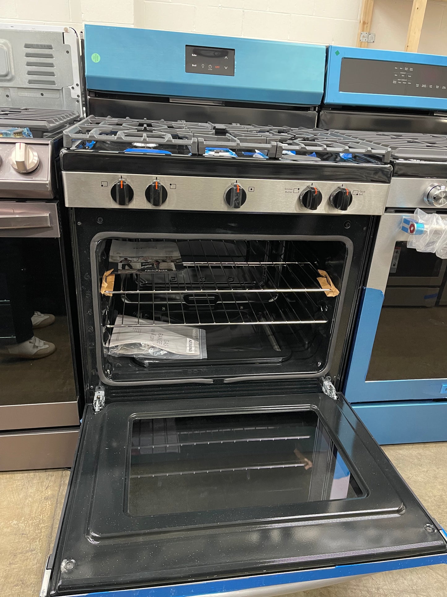 Frigidaire 30-in 5 Burners 5.1-cu ft Freestanding Gas Range in Stainless Steel-Model #FCRG3052BS