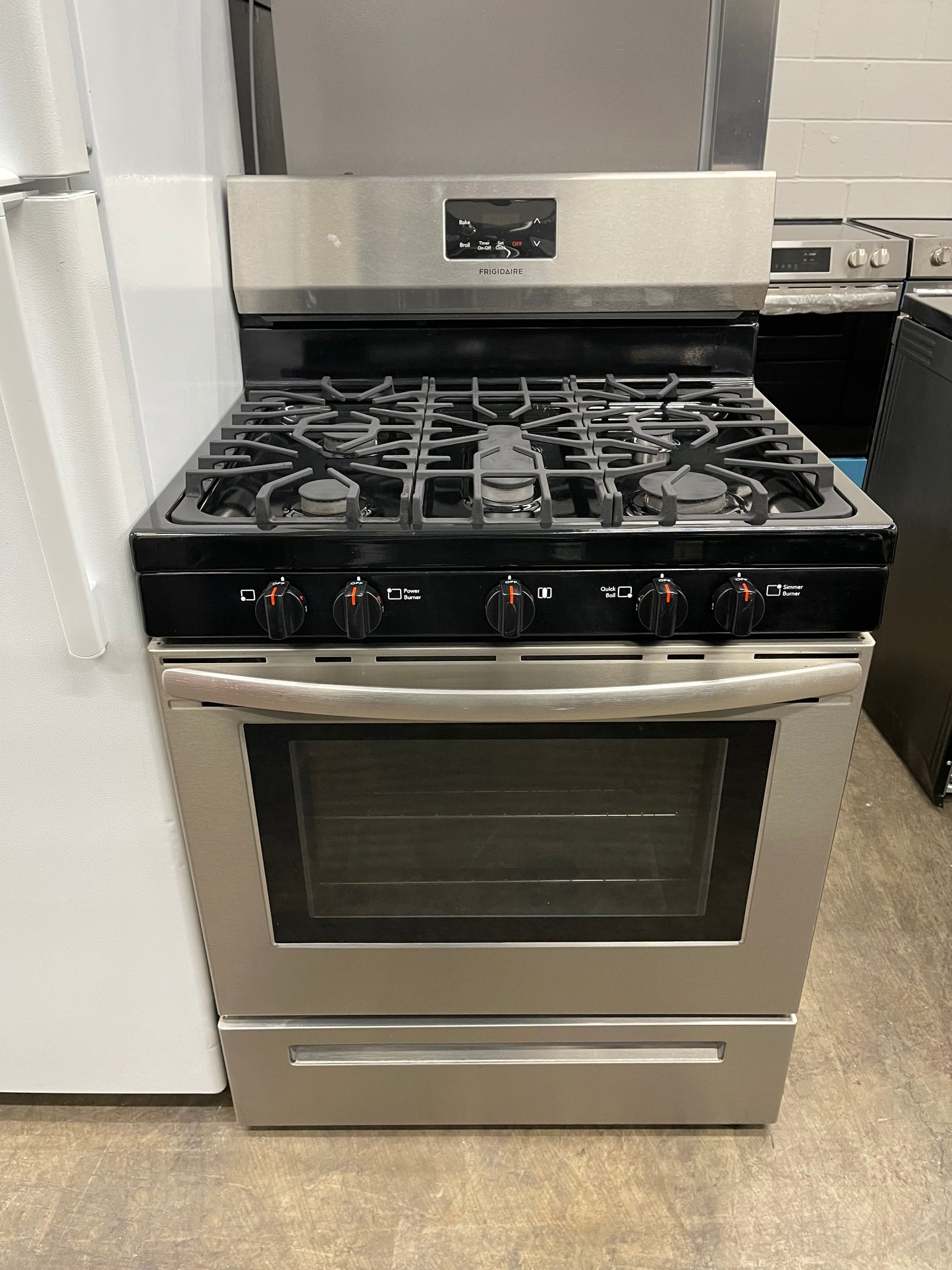 Overview
The Frigidaire FCRG305LAF is a 30-in freestanding gas range with five burners and a 5.0 cu ft capacity oven. It has a stainless steel exterior and a storage drawer. The cooktop features five sealed gas burners, including a 16,000 BTU Quick Boil B