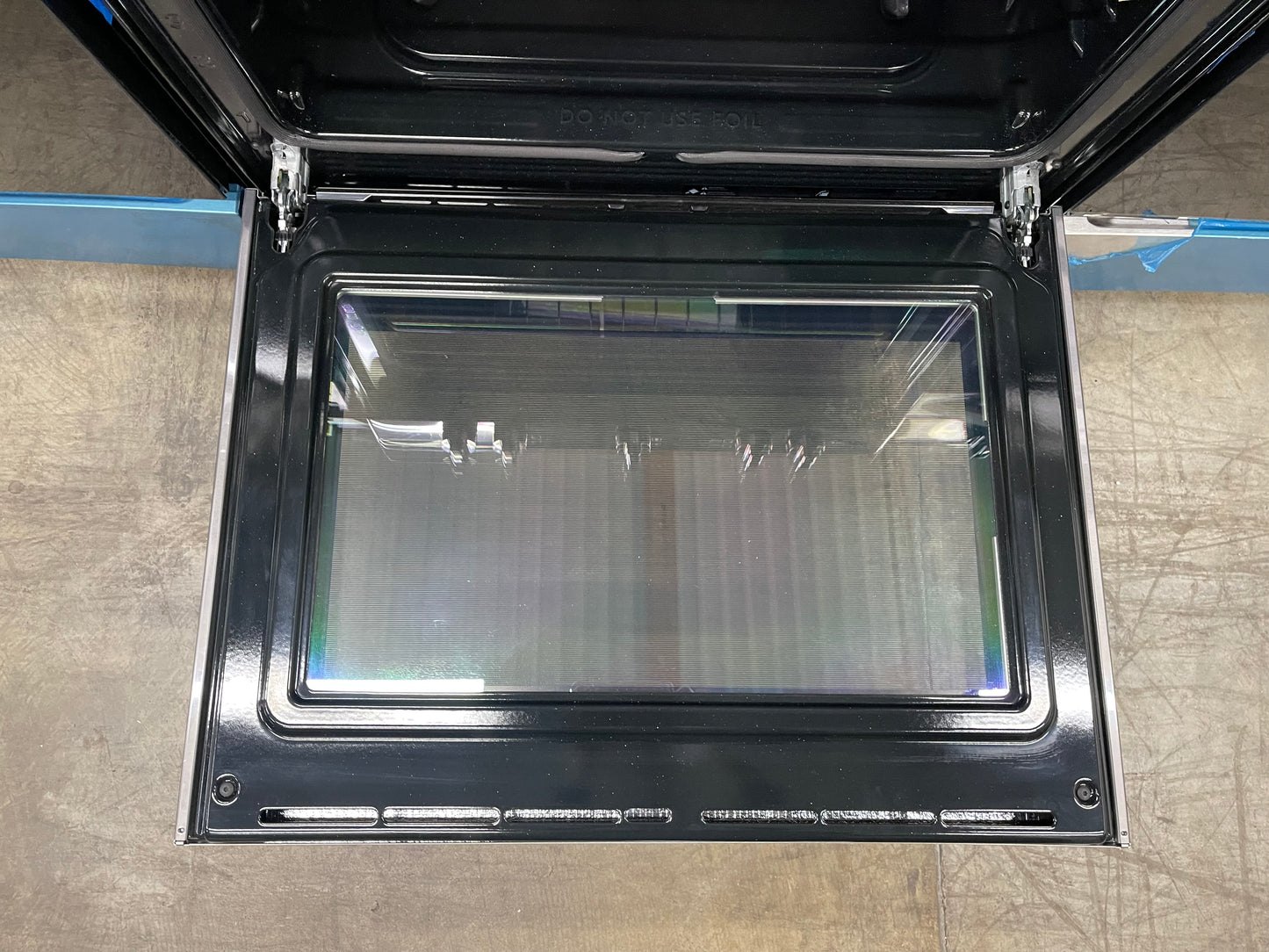 Frigidaire  FCRG3083AD
30 Inch Freestanding Gas Range with 5 Sealed Burners, 5.1 cu. ft. Convection Oven, Quick Boil Burner, Simmer Burner, Storage Drawer, Air Fry, and Self Clean: Black Stainless Steel