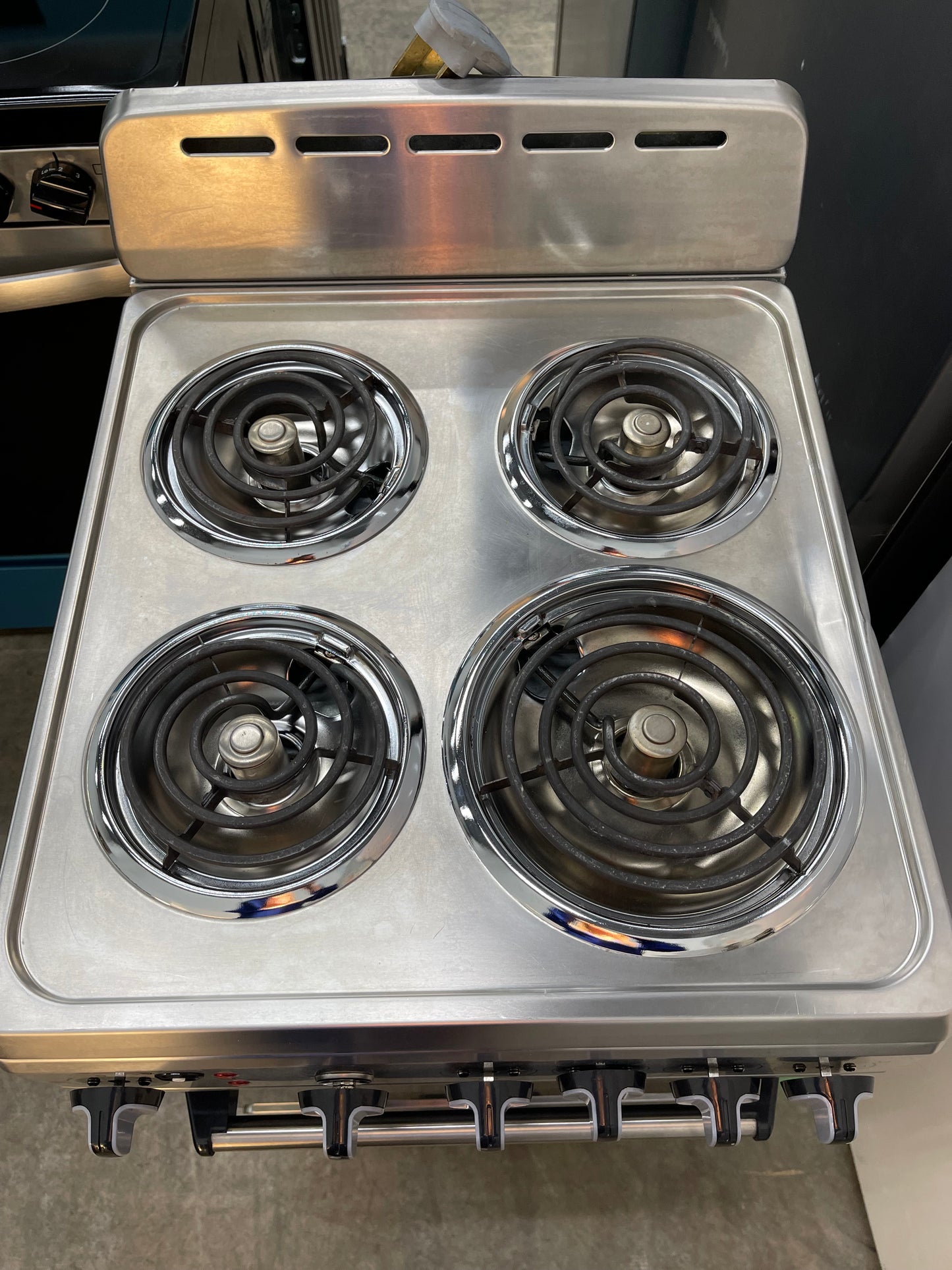 Avanti  ERU200P3S
20 Inch Electric Range with 4 Coil Burners, 2.1 Cu. Ft. Oven Capacity, Oven Thermostat, Storage Drawer, Broiler, Oven Lighting, and ADA Compliant