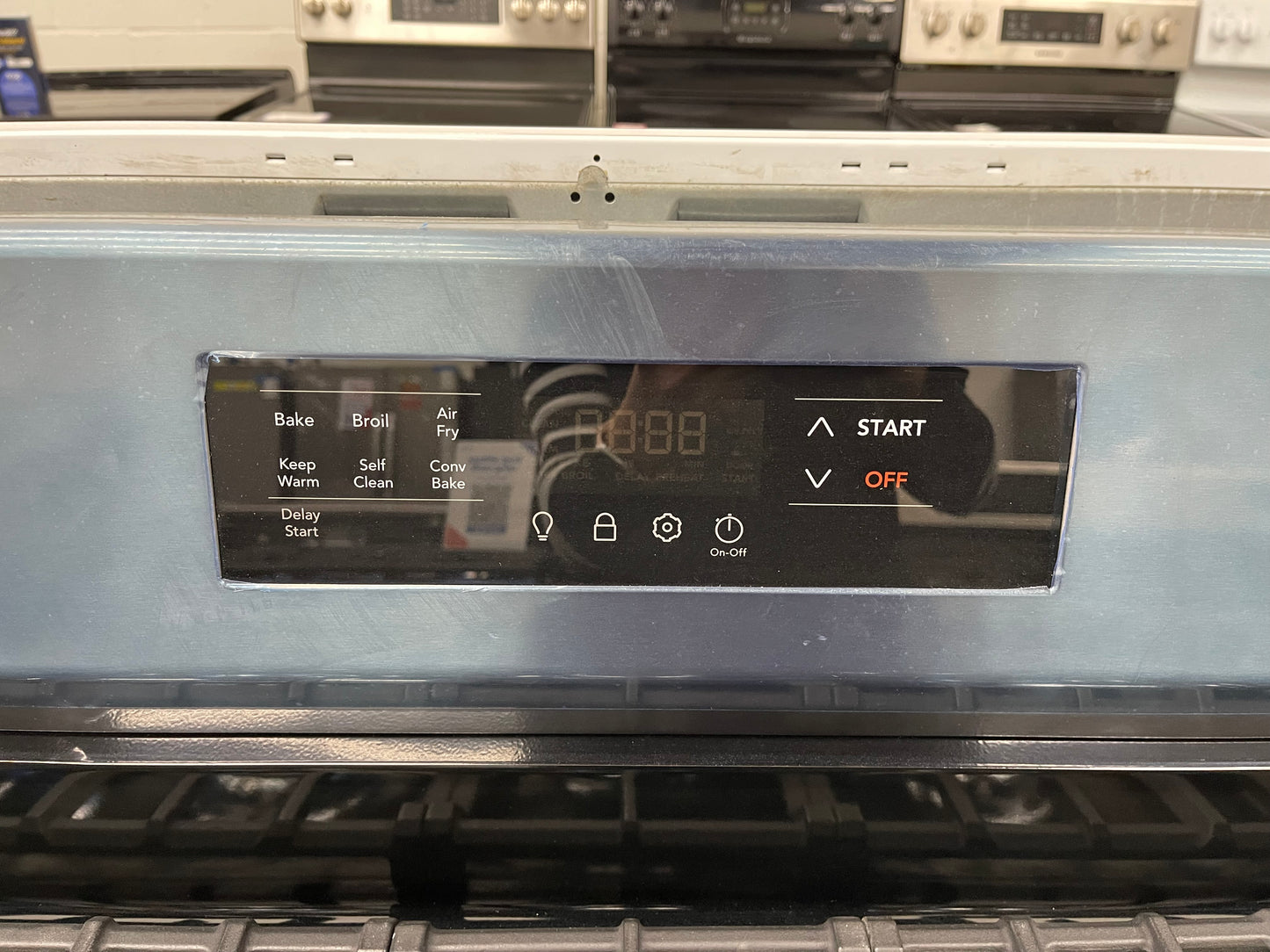 Frigidaire  FCRG3083AD
30 Inch Freestanding Gas Range with 5 Sealed Burners, 5.1 cu. ft. Convection Oven, Quick Boil Burner, Simmer Burner, Storage Drawer, Air Fry, and Self Clean: Black Stainless Steel