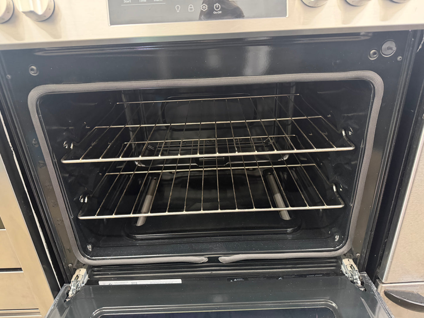 Frigidaire - 5.1 Cu. Ft Freestanding Gas Range with Quick Boil - Stainless Steel
Model:FCFG3062AS
