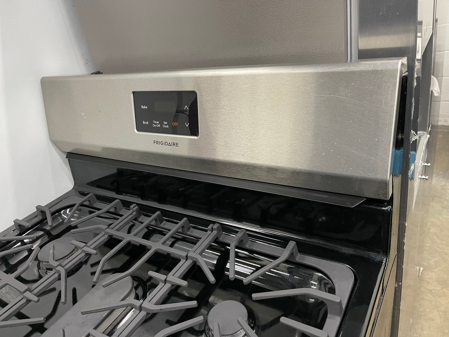 Overview
The Frigidaire FCRG305LAF is a 30-in freestanding gas range with five burners and a 5.0 cu ft capacity oven. It has a stainless steel exterior and a storage drawer. The cooktop features five sealed gas burners, including a 16,000 BTU Quick Boil B