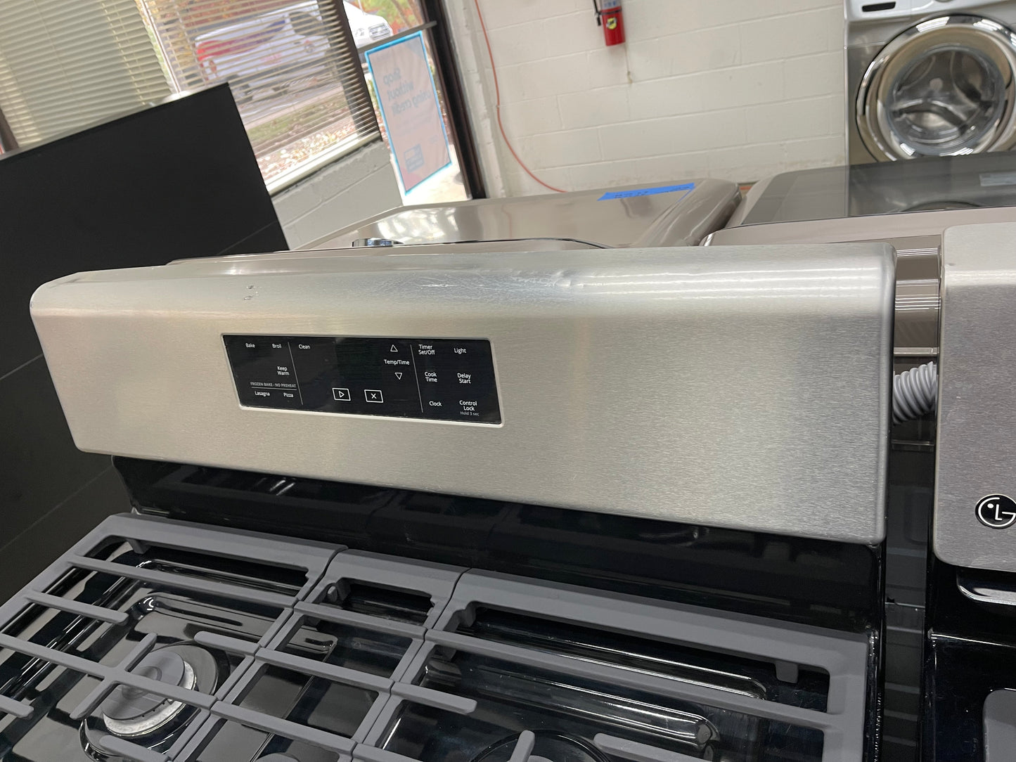 Whirlpool  WFG525S0HS
30 Inch Freestanding Gas Range with Frozen Bake Technology, SpeedHeat Burner, SpillGuard™ Cooktop, Center Oval Burner, Temperature Sensor, Closed Door Broiling, Control Lock and Self-Cleaning: Black-on-Stainless