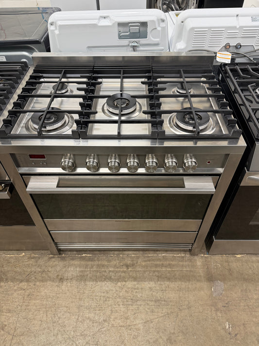 Fisher & Paykel  OR36SDBMX1
36 Inch Freestanding Gas Range with 5 Sealed Burners, 3.6 cu. ft. Convection Oven Capacity, Manual Clean and Storage Drawer