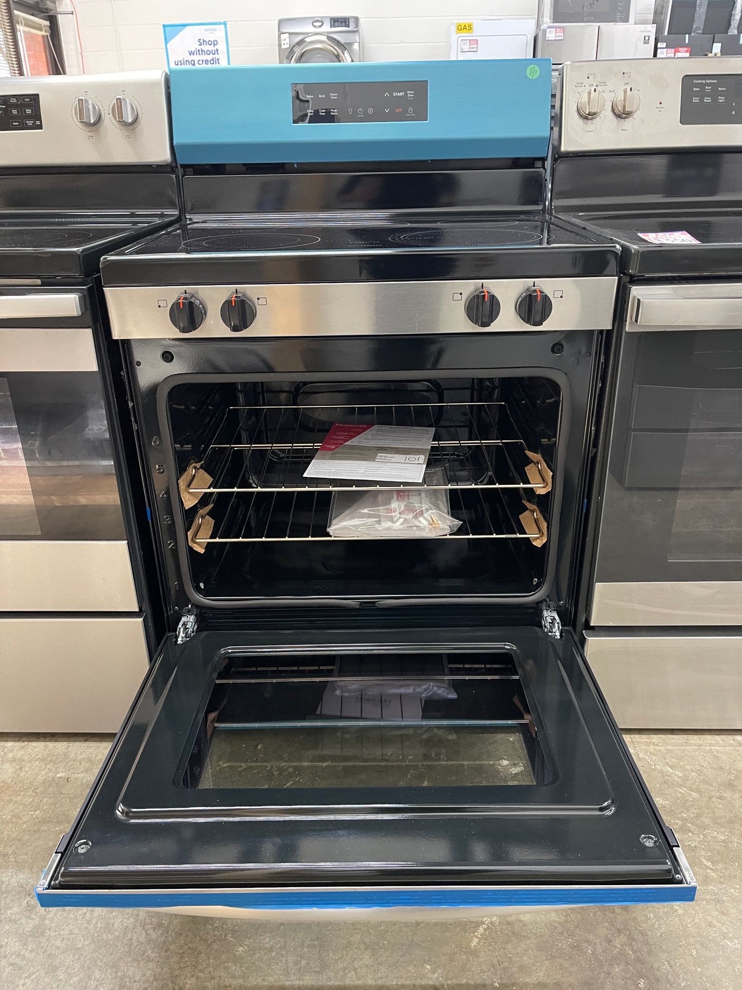 Frigidaire  FCRE3062AS
30 Inch Freestanding Electric Range with 5 Elements, 5.3 cu. ft. Capacity