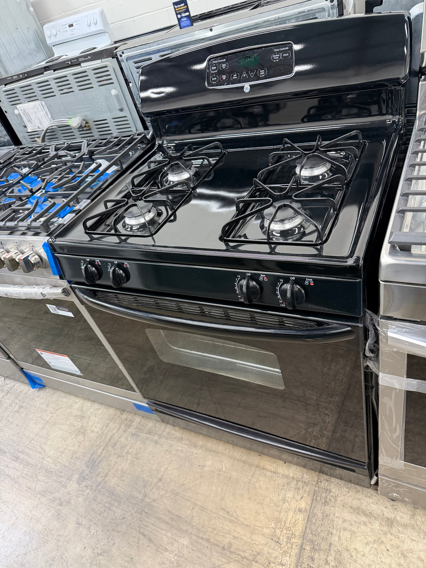 GE 30” Free-Standing Gas Range – Model JGBS18DEN4BB