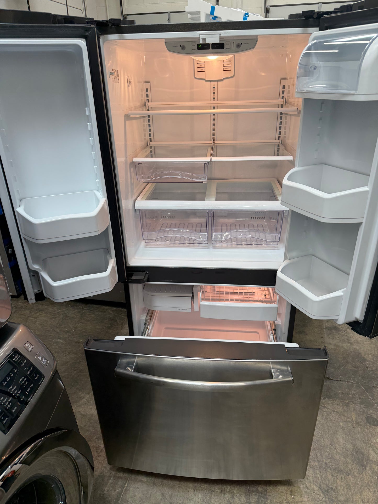 GE 33in  French Door Refrigerator Model: GNS22ESEBFSS
