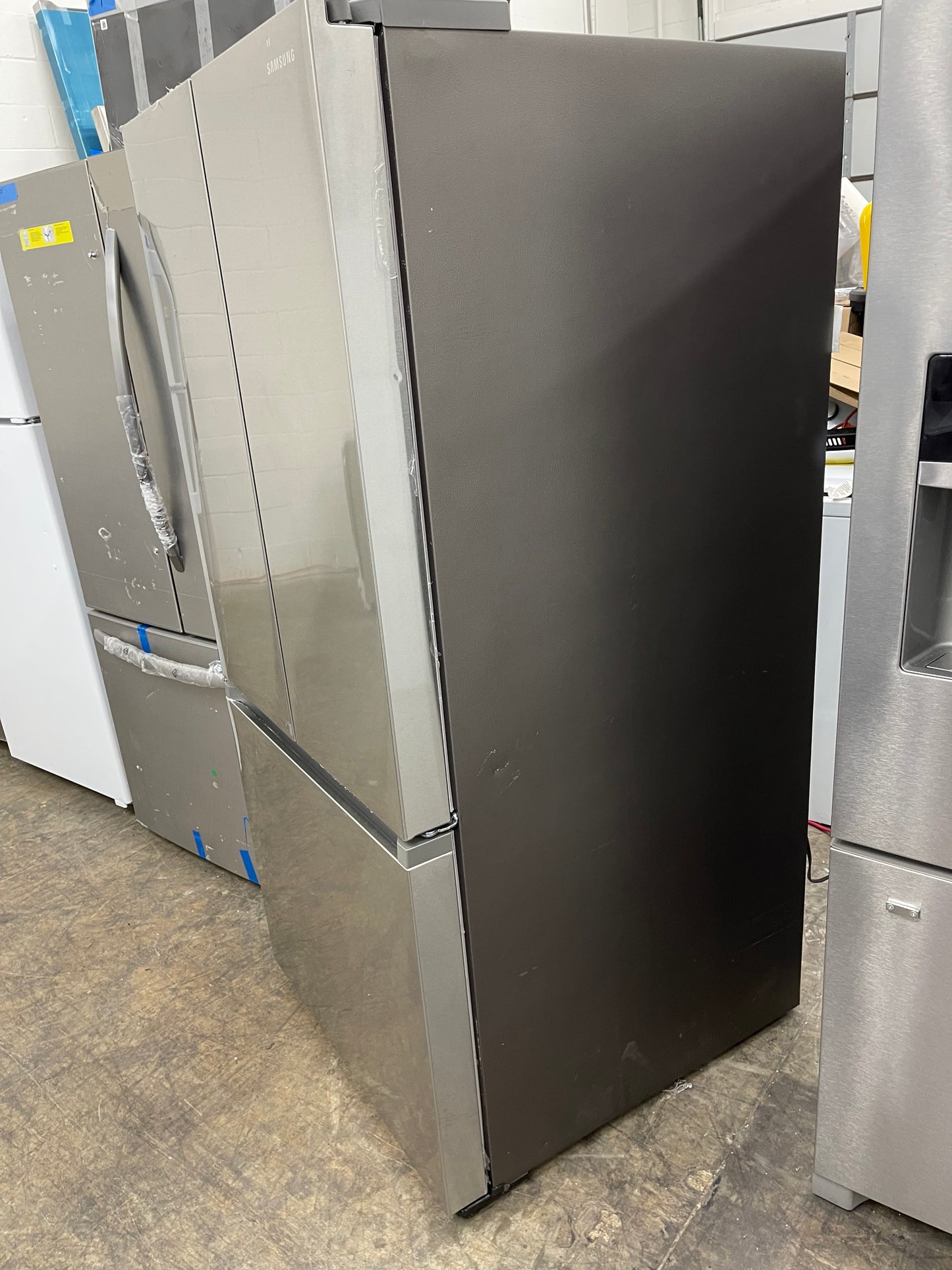 Samsung  RF25C5551SR
33 Inch Smart French Door Refrigerator with 24.5 Cu. Ft. Capacity, Beverage Center, AutoFill Water Pitcher, Dual Ice Maker, Power Cool & Freeze, Door Alarm, Wi-Fi Connectivity, ENERGY STAR Certified, and ADA Compliant