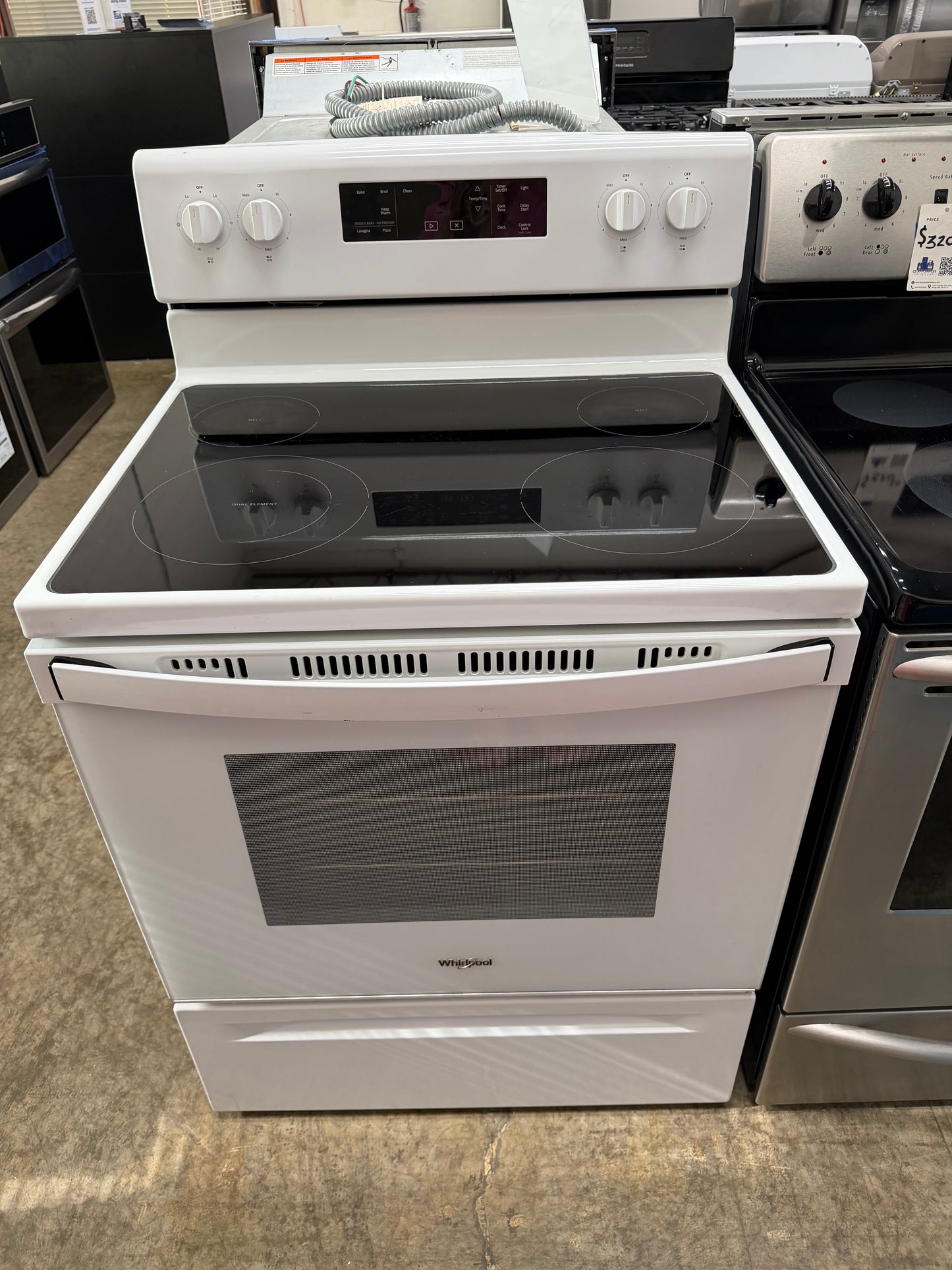 Whirlpool WFE320M0JW3 30” Freestanding Electric Range