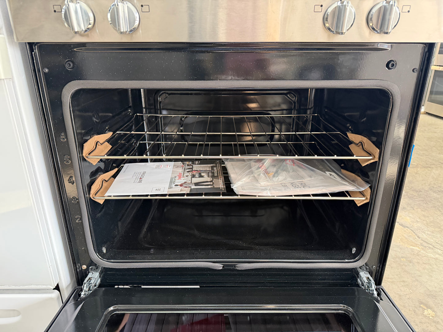 Frigidaire 30-in Glass Top 5 burners 5.3-cu ft Freestanding Electric Range ( Fingerprint Resistant Stainless Steel )
Model #FCRE306LAF