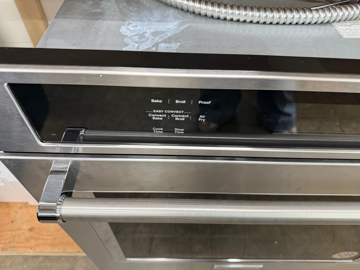 KitchenAid  KOES530PSS
30 Inch Single Electric Wall Oven with 5 Cu. Ft. Capacity, Air Fry Mode, Even-Heat True Convection, EasyConvect Conversion System, Even-Heat Preheat, Integrated Meat Thermometer, Self-Close Doors, Self-Cleaning Cycle, Sabbath Mod