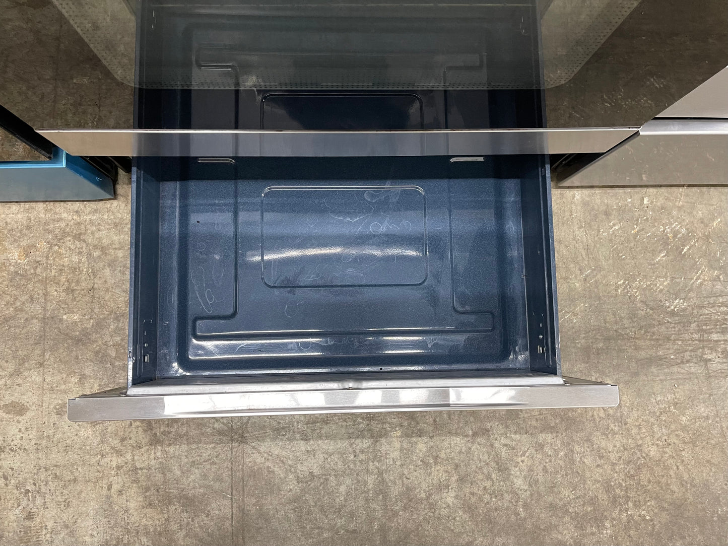 Samsung  FTQ352IWUX
30 Inch Freestanding Electric Range with 5 Elements Including Dual Burners, 5.9 cu. ft. 3-Fan True European Convection Oven, Steam/Self Cleaning, Proofing, Sabbath Mode and Warming Drawer