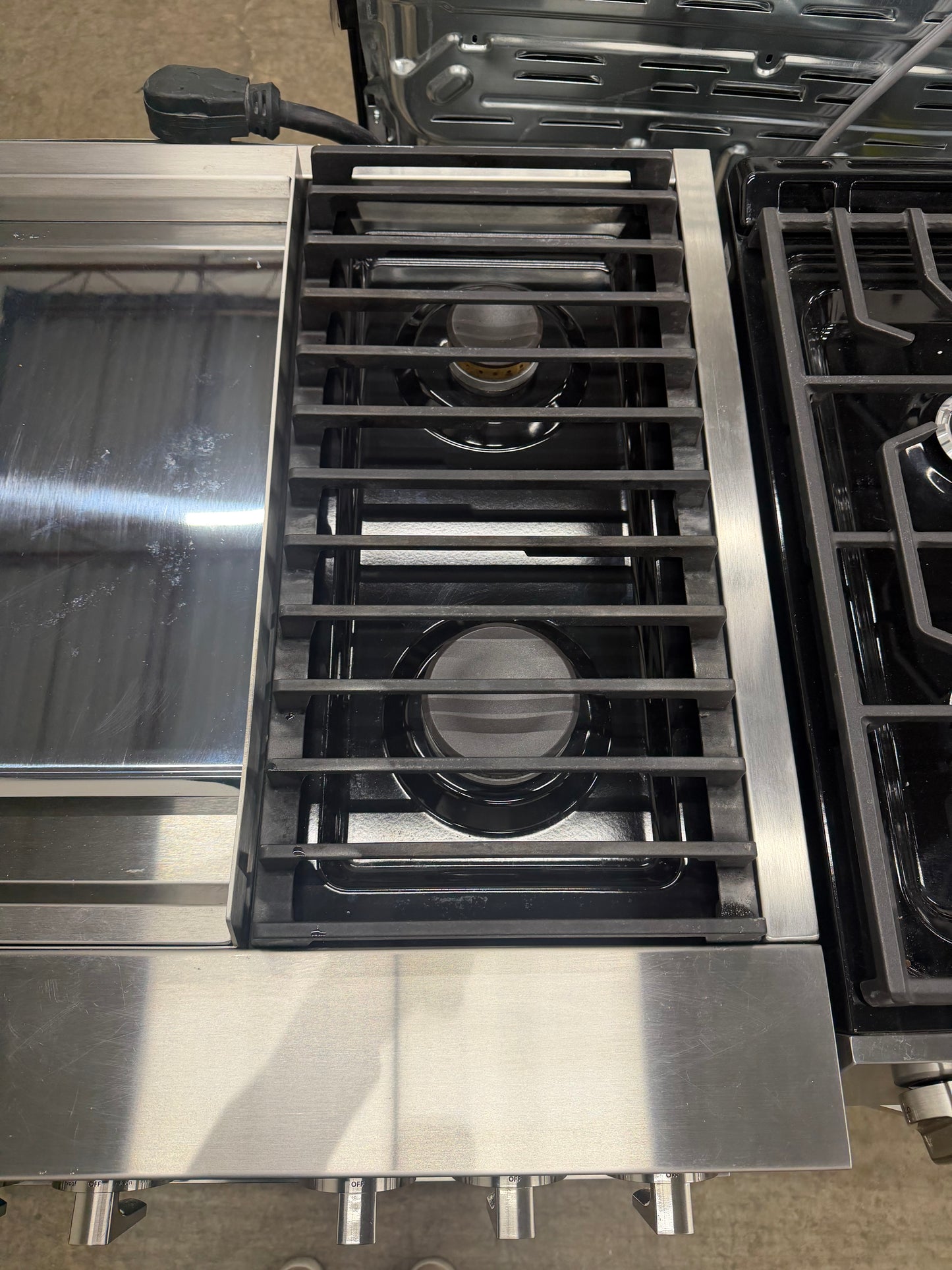 JennAir NOIR   JDRP536HM
36 Inch Smart Dual Fuel Professional Range with 4 Sealed Burners, 5.1 cu. ft. Oven Capacity, WiFi, Smart Integration, Chrome-Infused Griddle, CustomClean , Cinematic Lighting, JennAirCulinary Center, Dual-Fan True Convection, Du